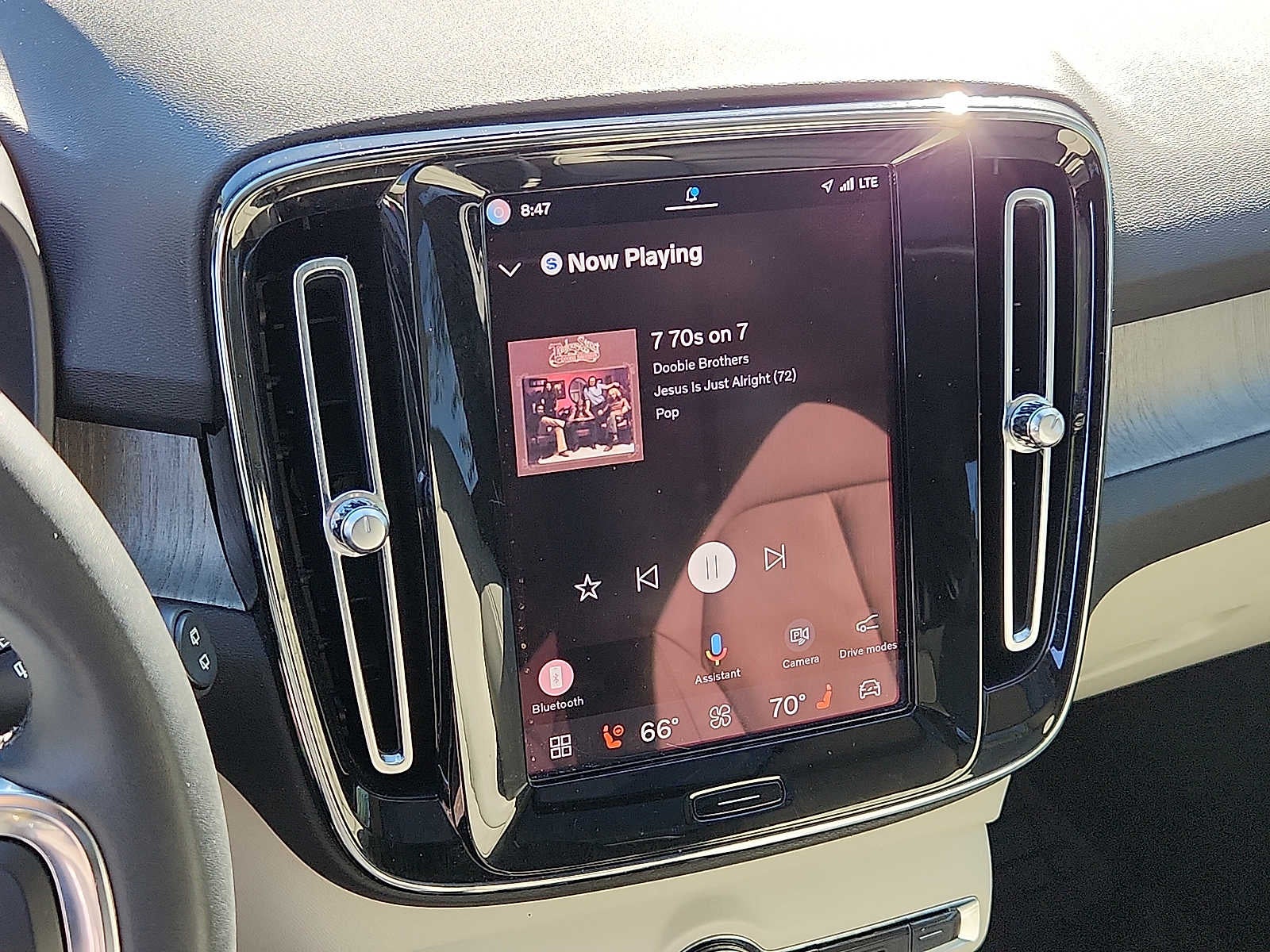 2023 Volvo XC40 Plus Bright Theme