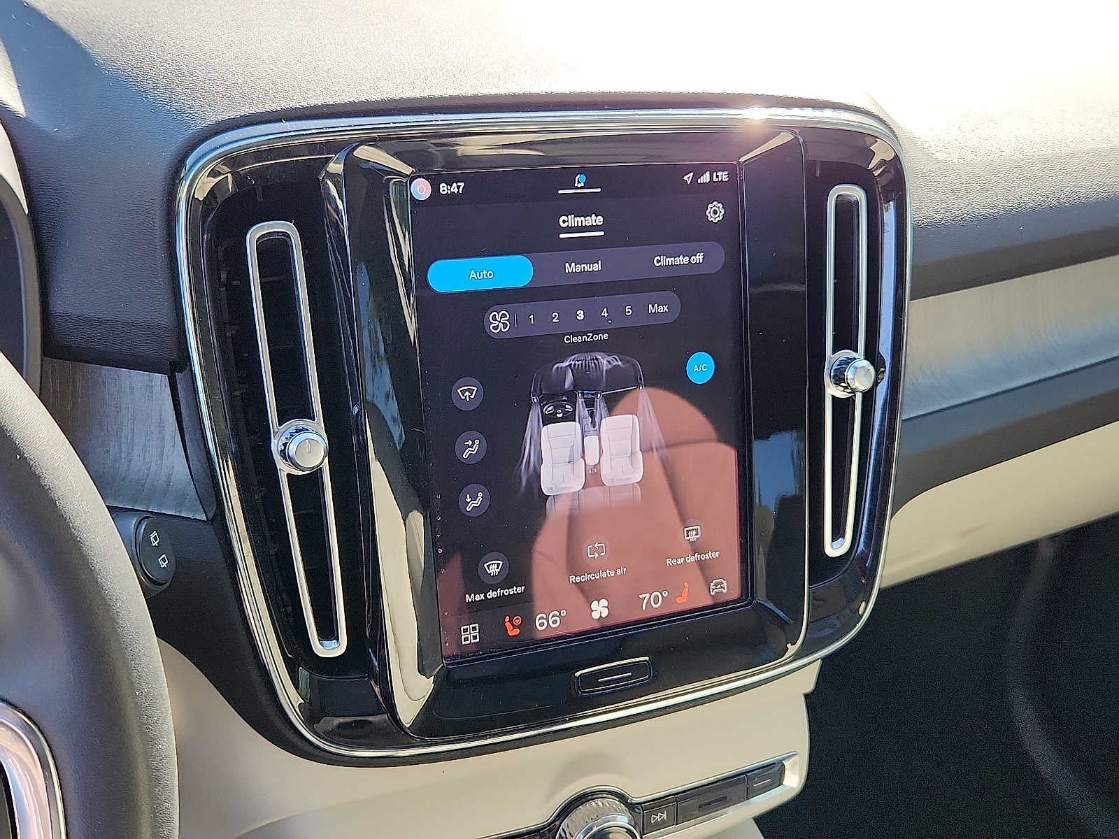 2023 Volvo XC40 Plus Bright Theme