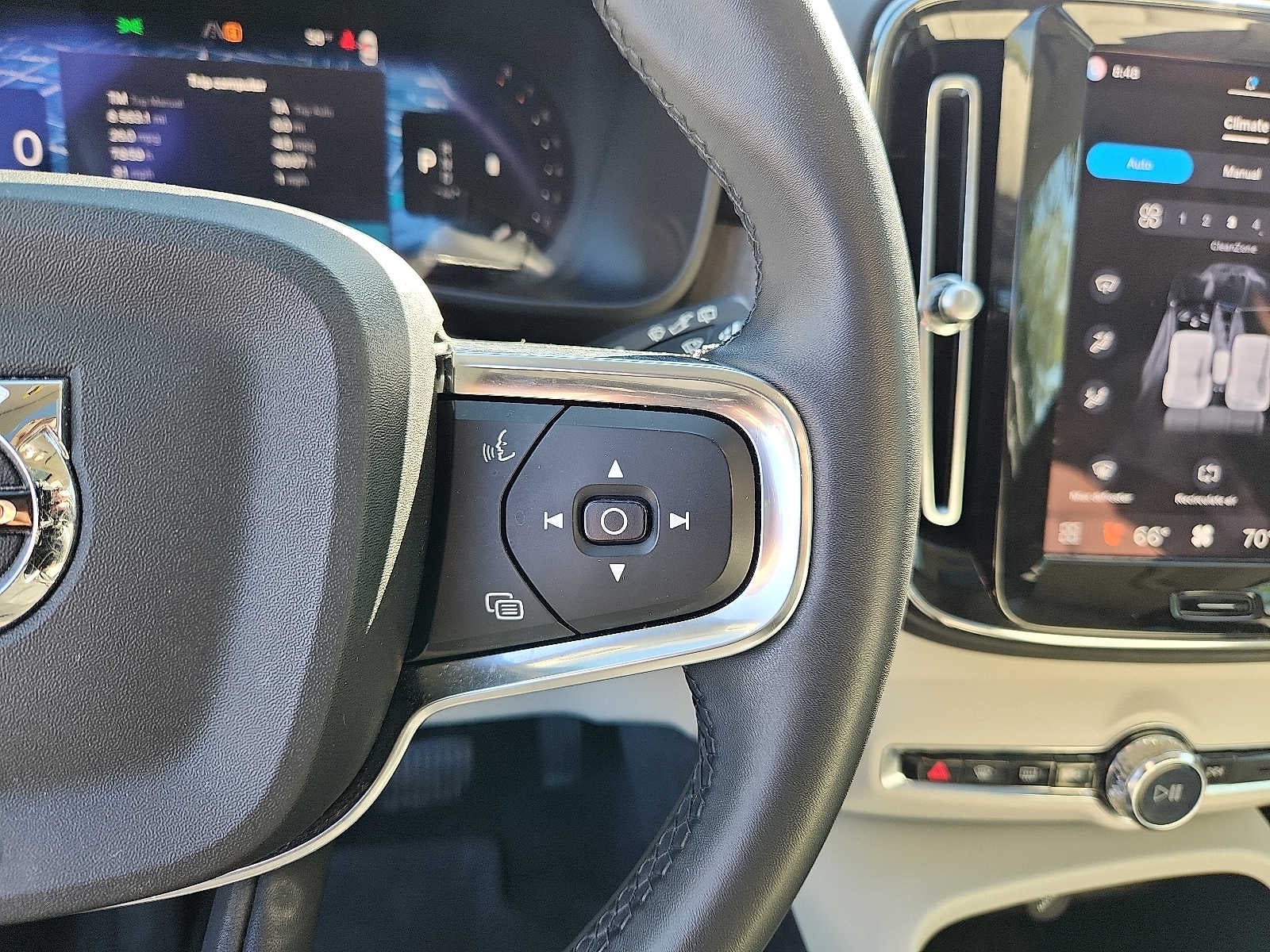 2023 Volvo XC40 Plus Bright Theme