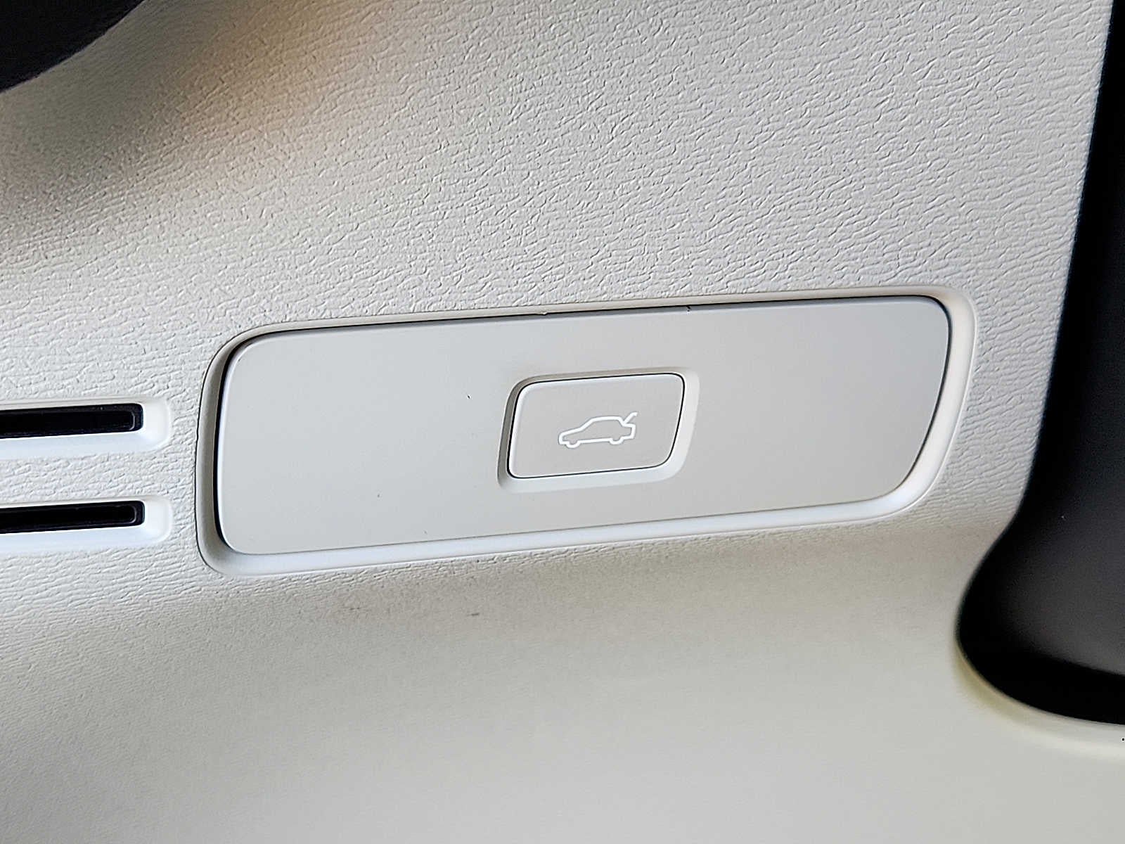 2023 Volvo XC40 Plus Bright Theme