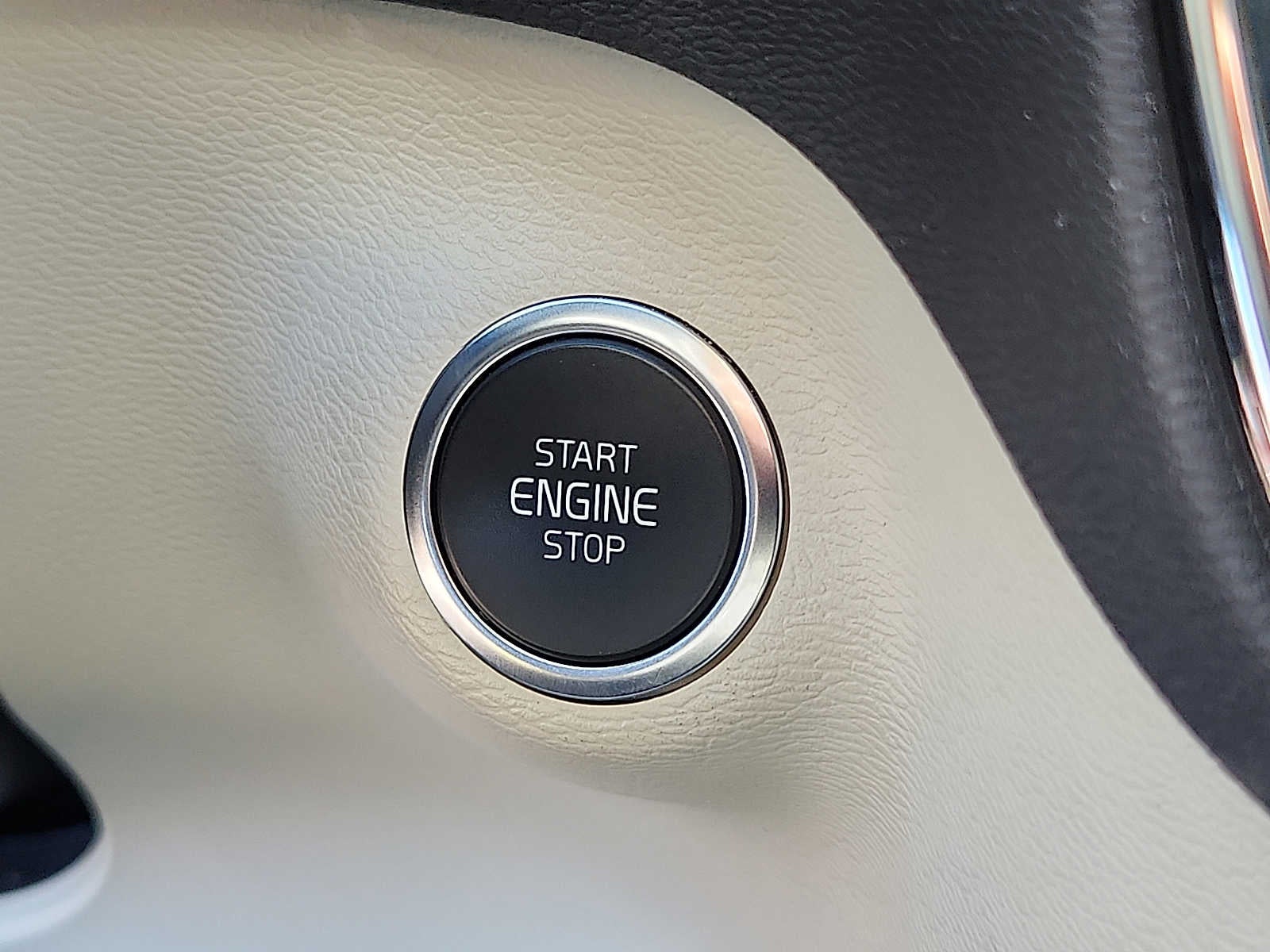 2023 Volvo XC40 Plus Bright Theme