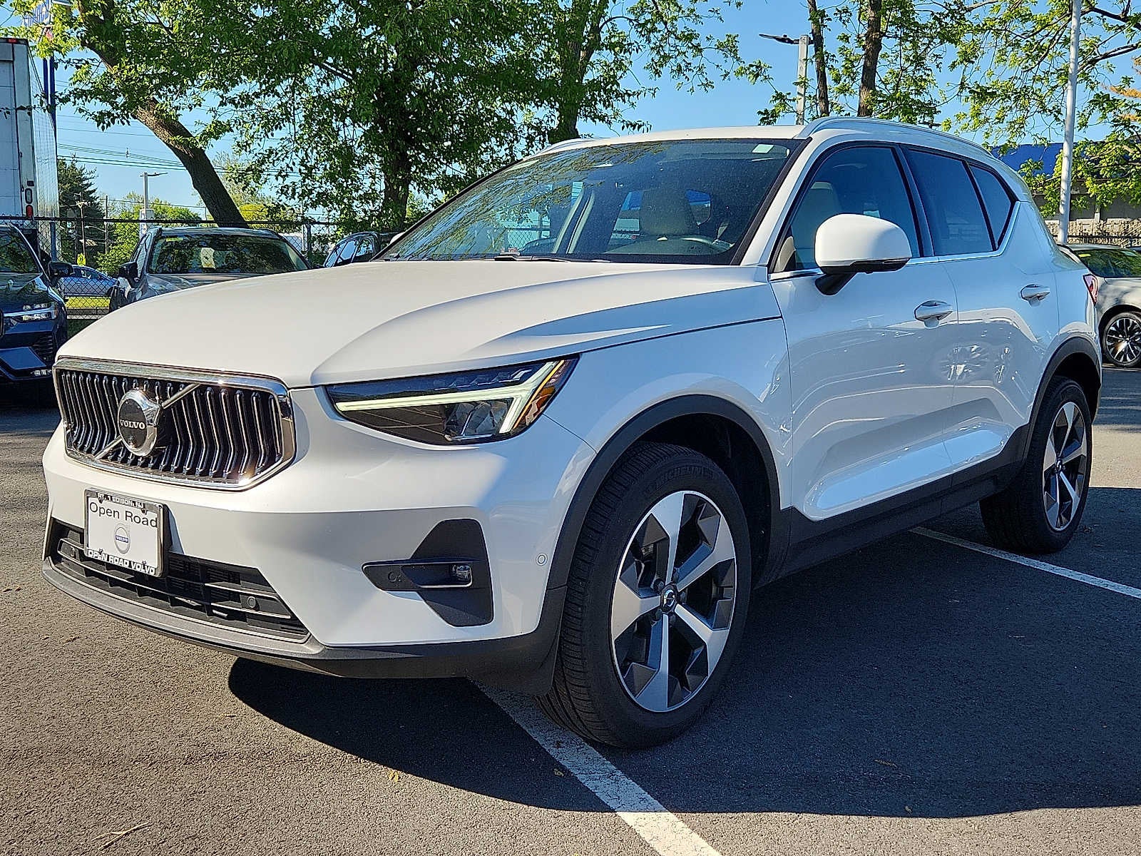 2023 Volvo XC40 Plus Bright Theme