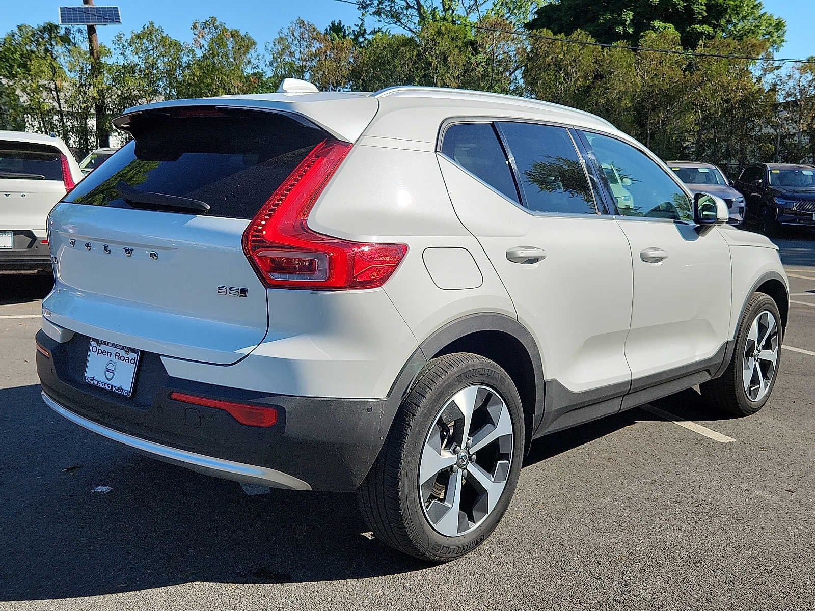 2023 Volvo XC40 Plus Bright Theme