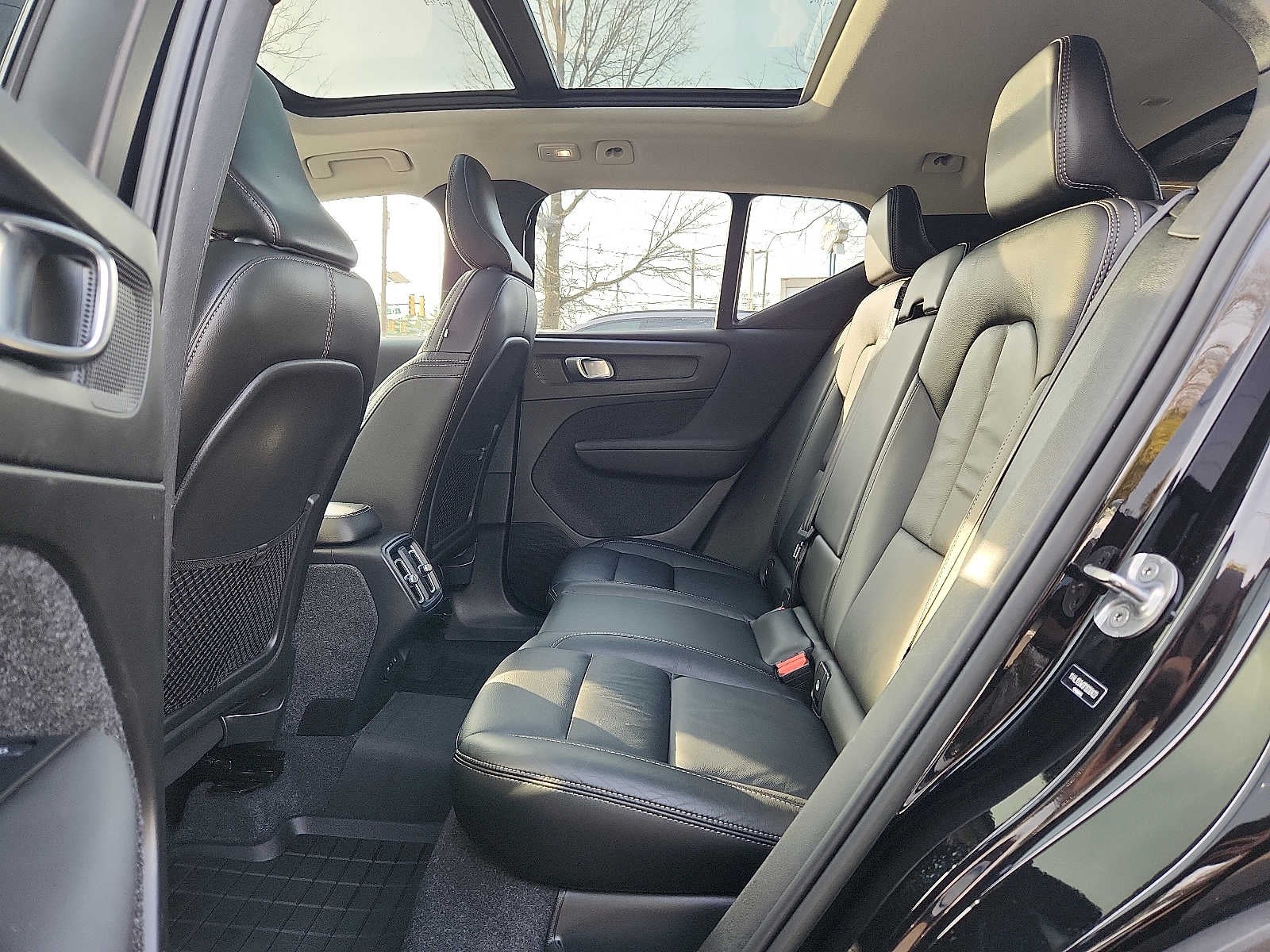 2023 Volvo XC40 Plus Dark Theme