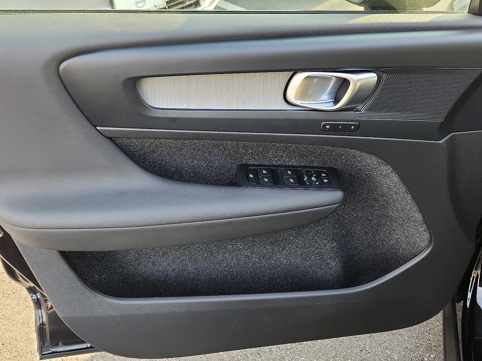 2023 Volvo XC40 Plus Dark Theme