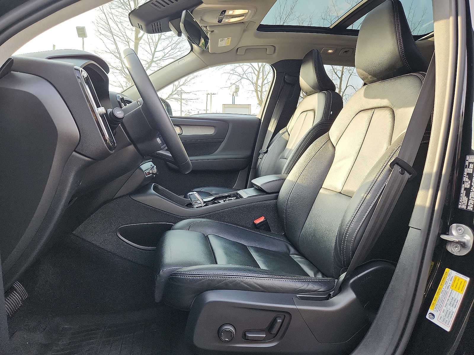 2023 Volvo XC40 Plus Dark Theme