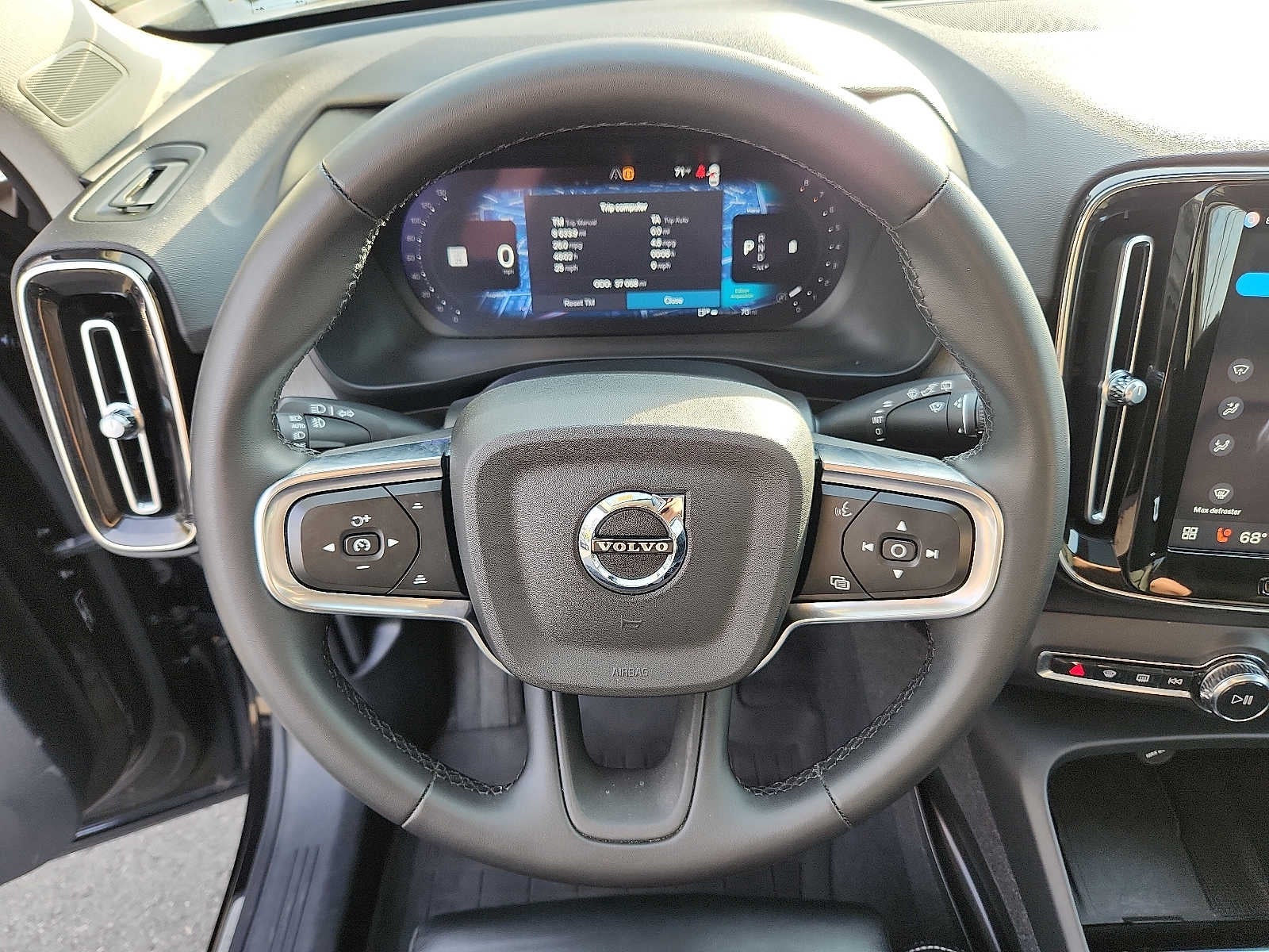 2023 Volvo XC40 Plus Dark Theme