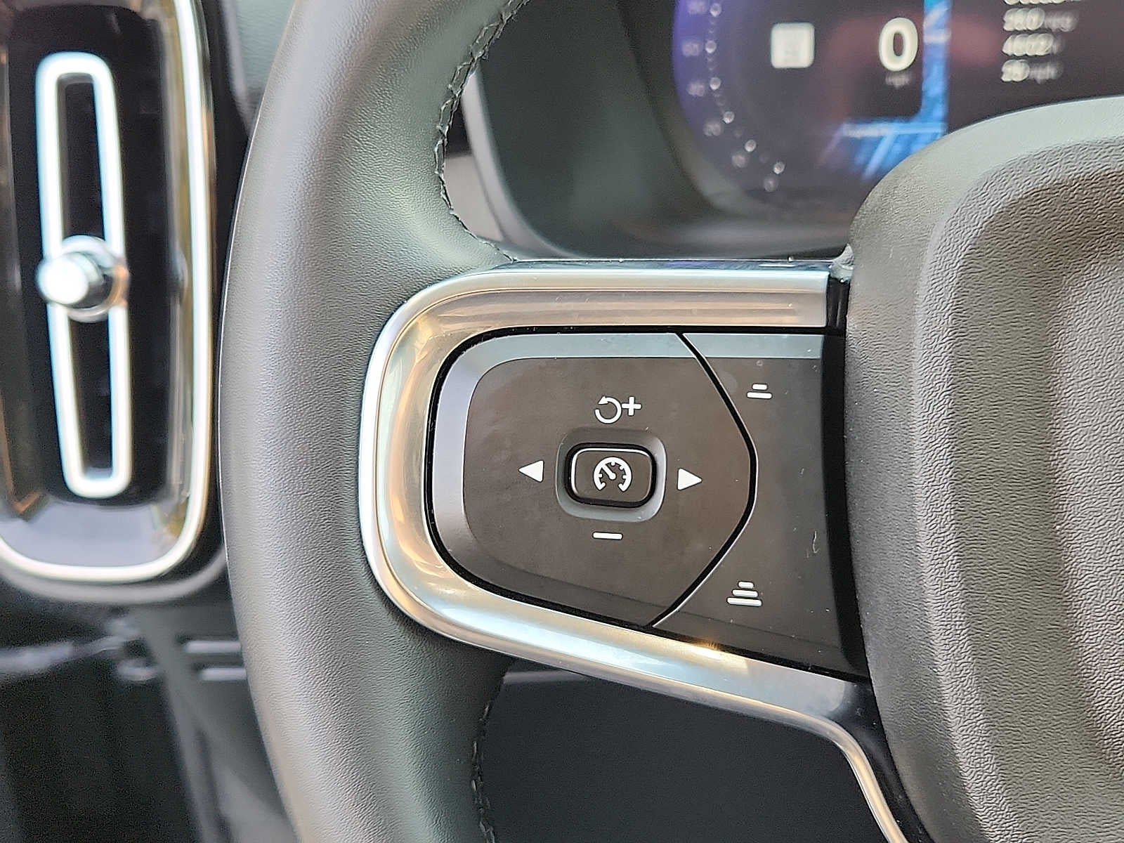 2023 Volvo XC40 Plus Dark Theme