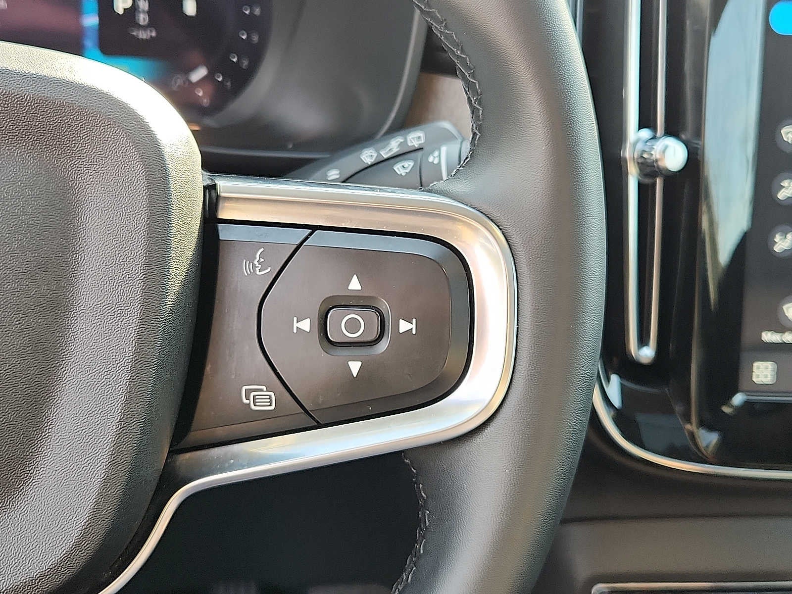 2023 Volvo XC40 Plus Dark Theme