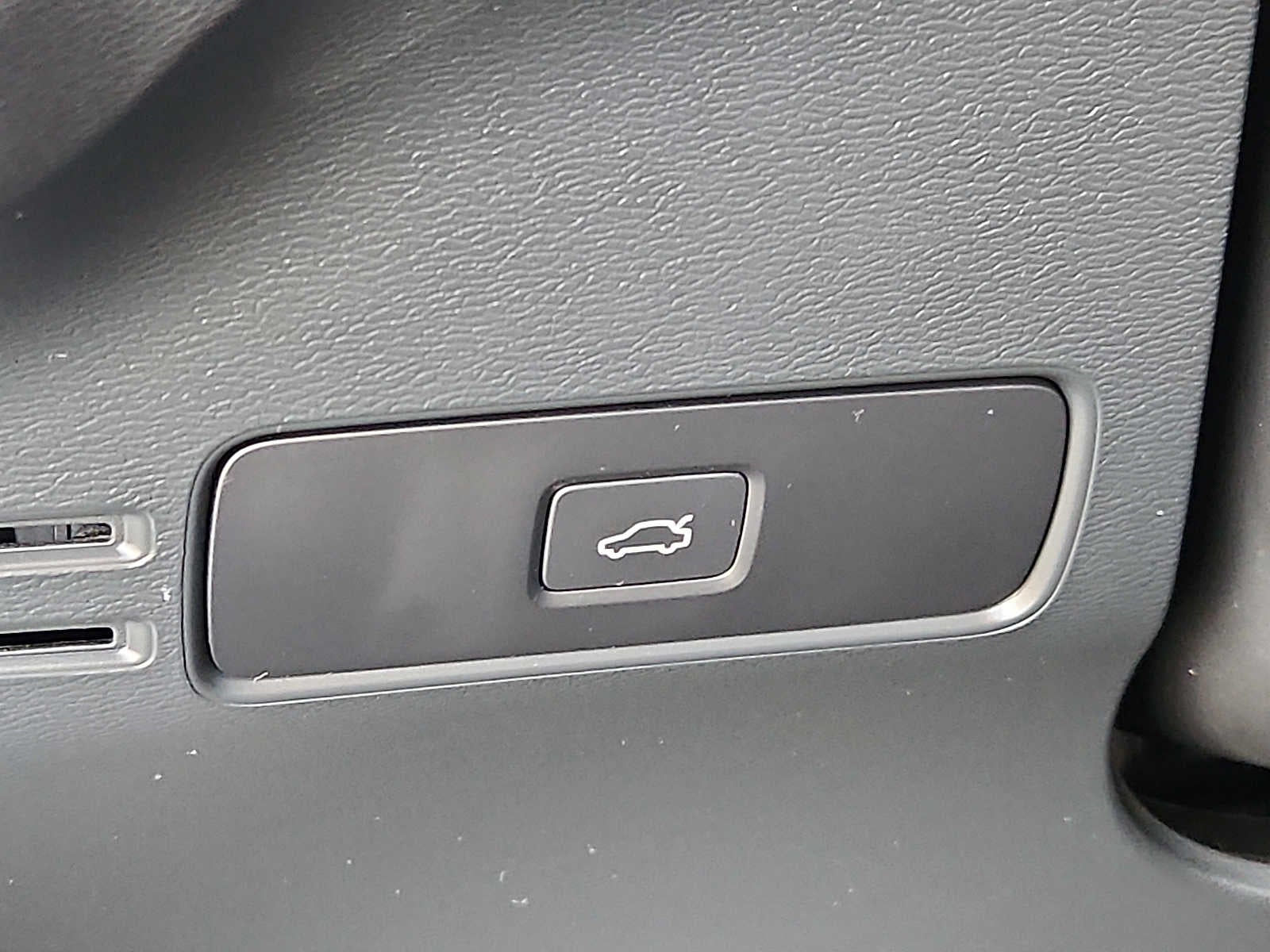 2023 Volvo XC40 Plus Dark Theme