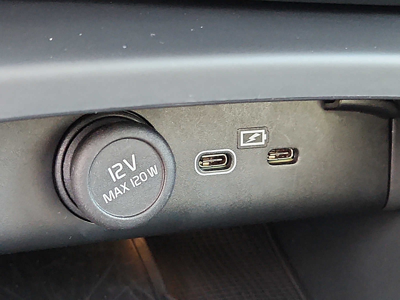 2023 Volvo XC40 Plus Dark Theme