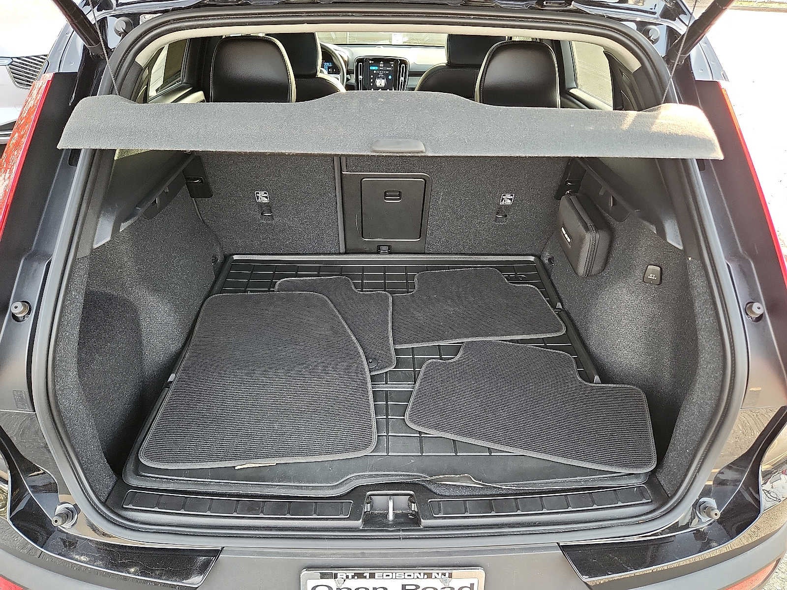 2023 Volvo XC40 Plus Dark Theme