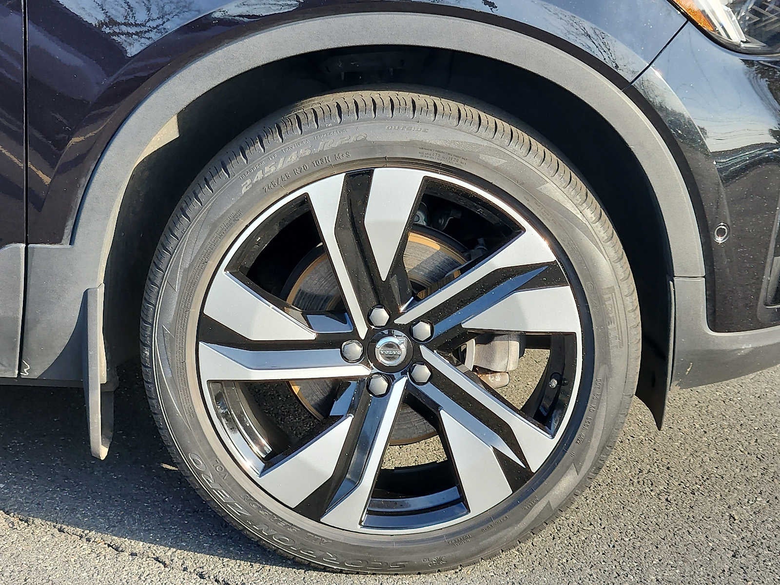 2023 Volvo XC40 Plus Dark Theme