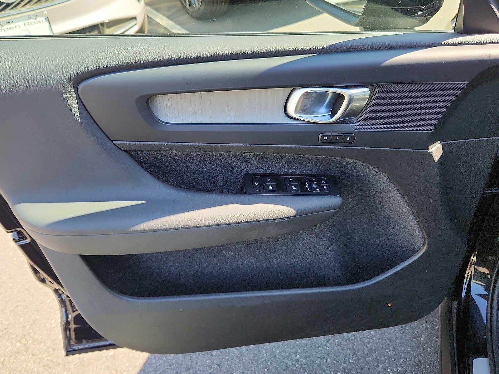 2023 Volvo XC40 Plus Dark Theme