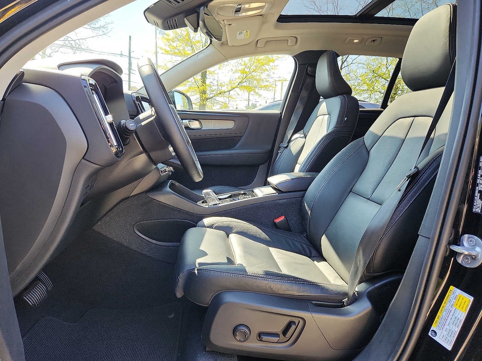 2023 Volvo XC40 Plus Dark Theme