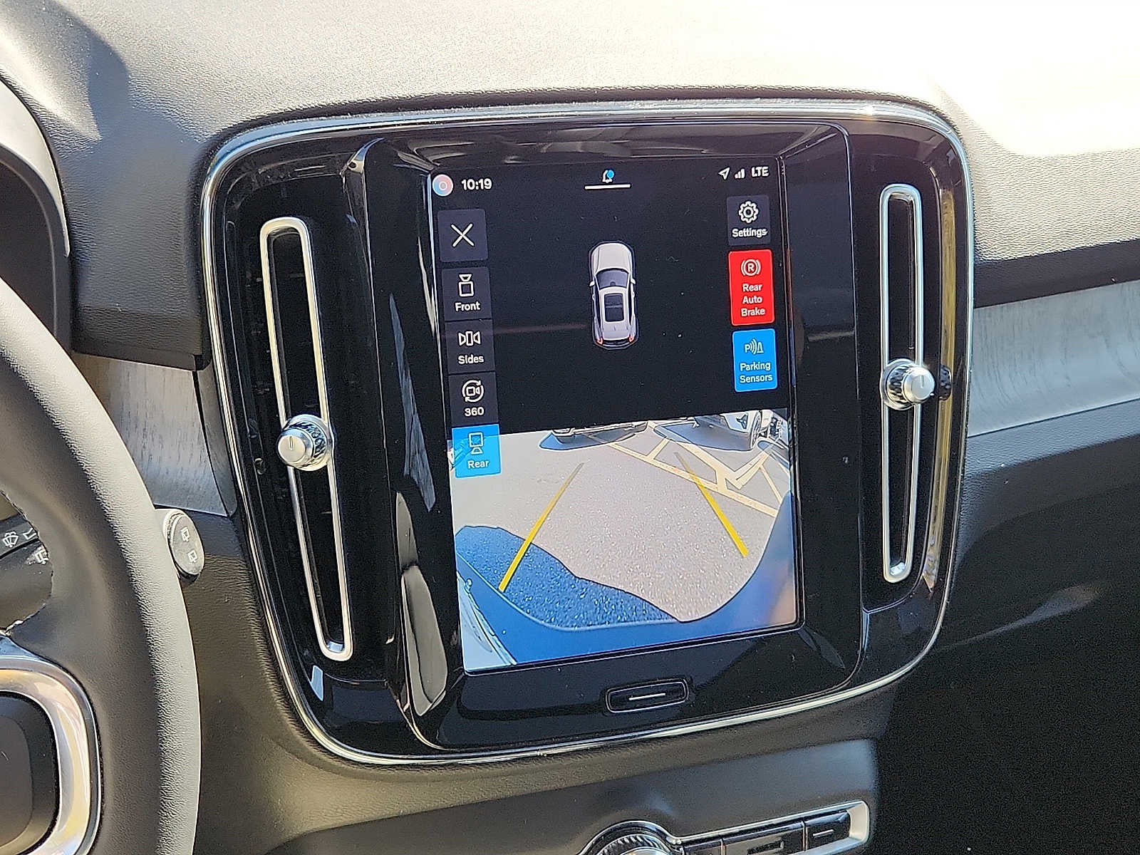 2023 Volvo XC40 Plus Dark Theme