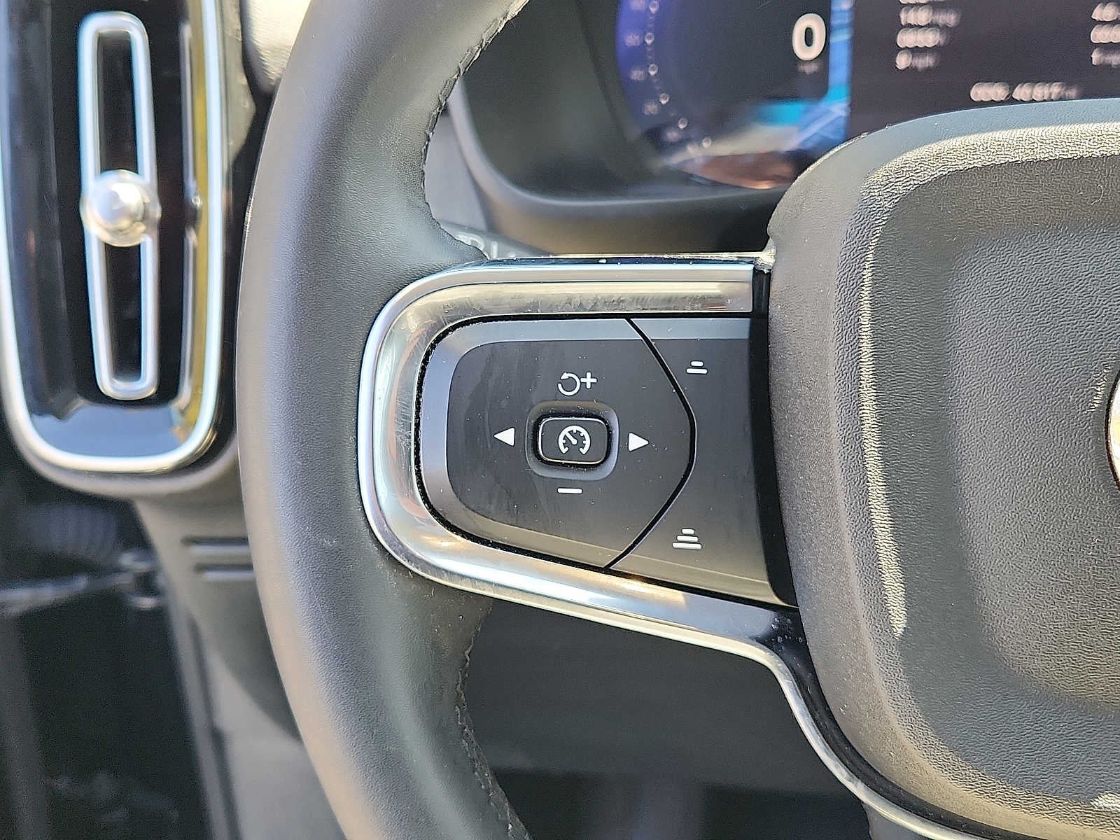2023 Volvo XC40 Plus Dark Theme