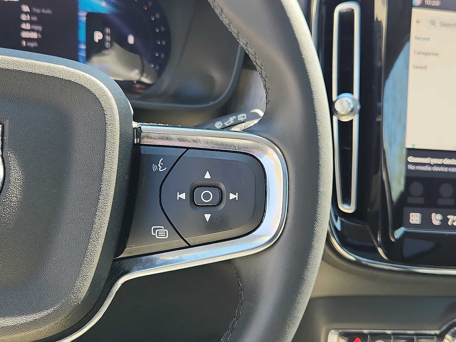 2023 Volvo XC40 Plus Dark Theme