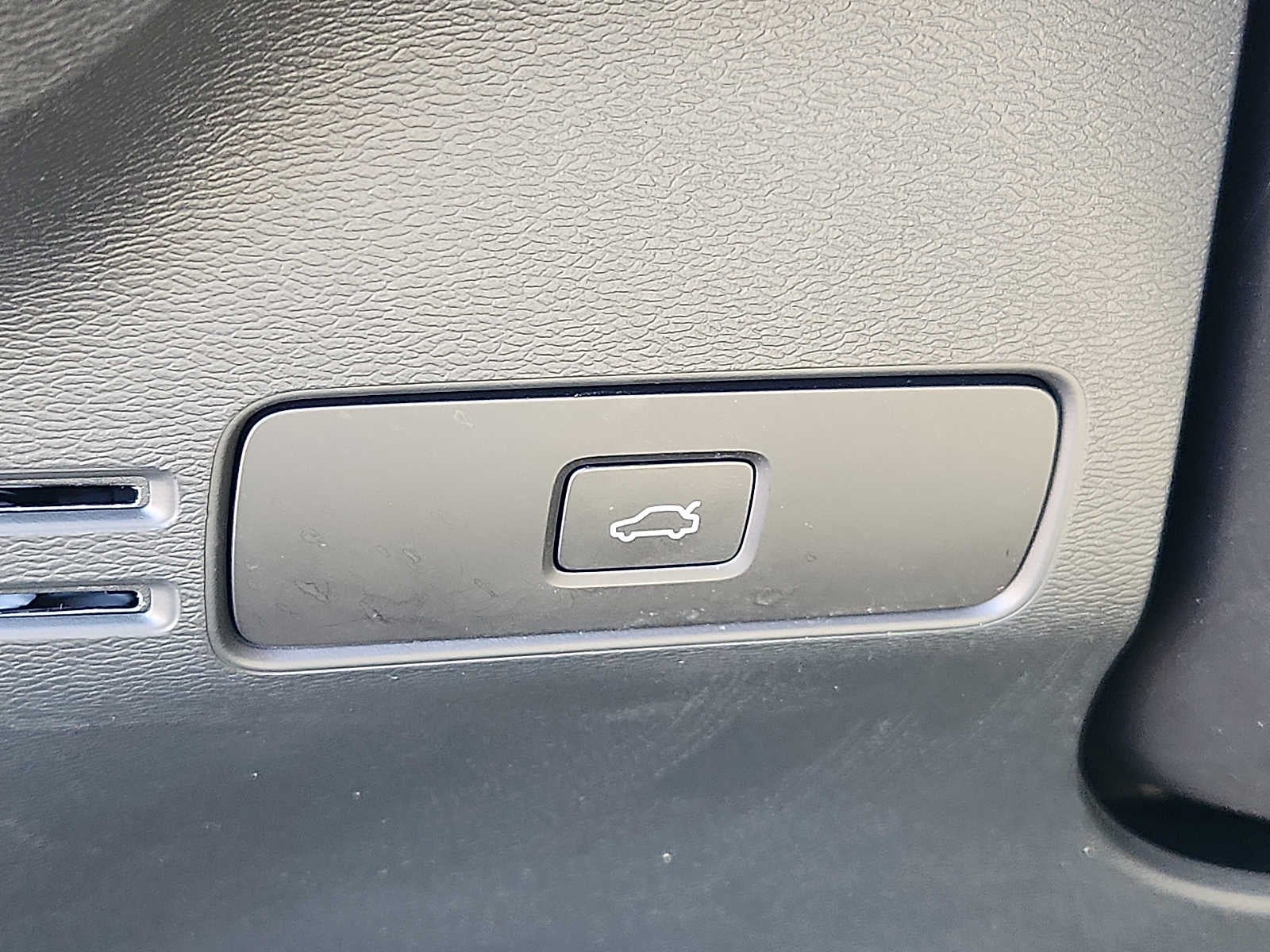 2023 Volvo XC40 Plus Dark Theme