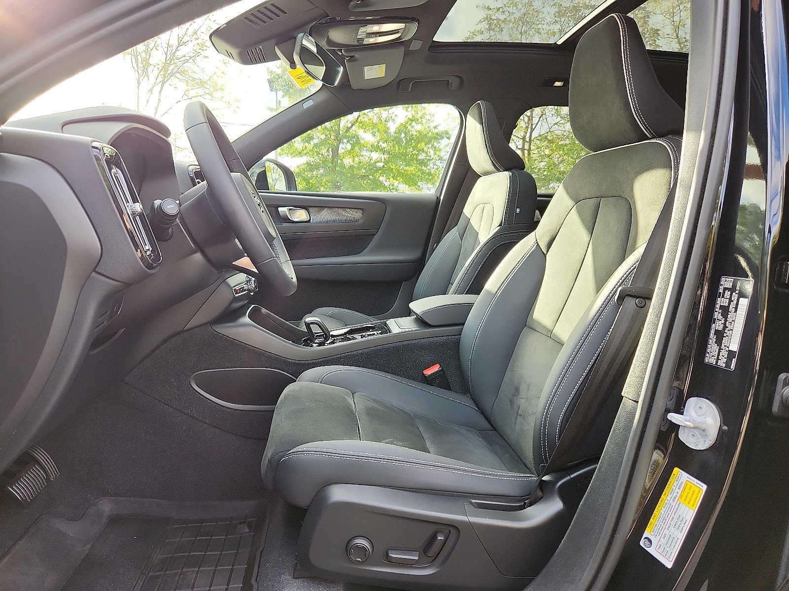2023 Volvo XC40 Plus Dark Theme