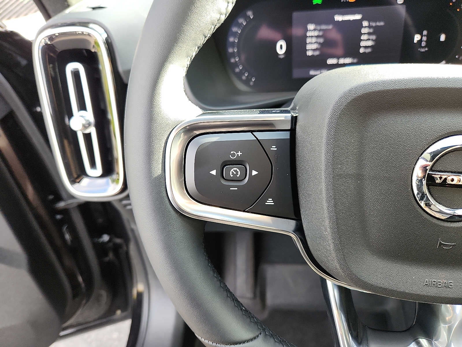 2023 Volvo XC40 Plus Dark Theme