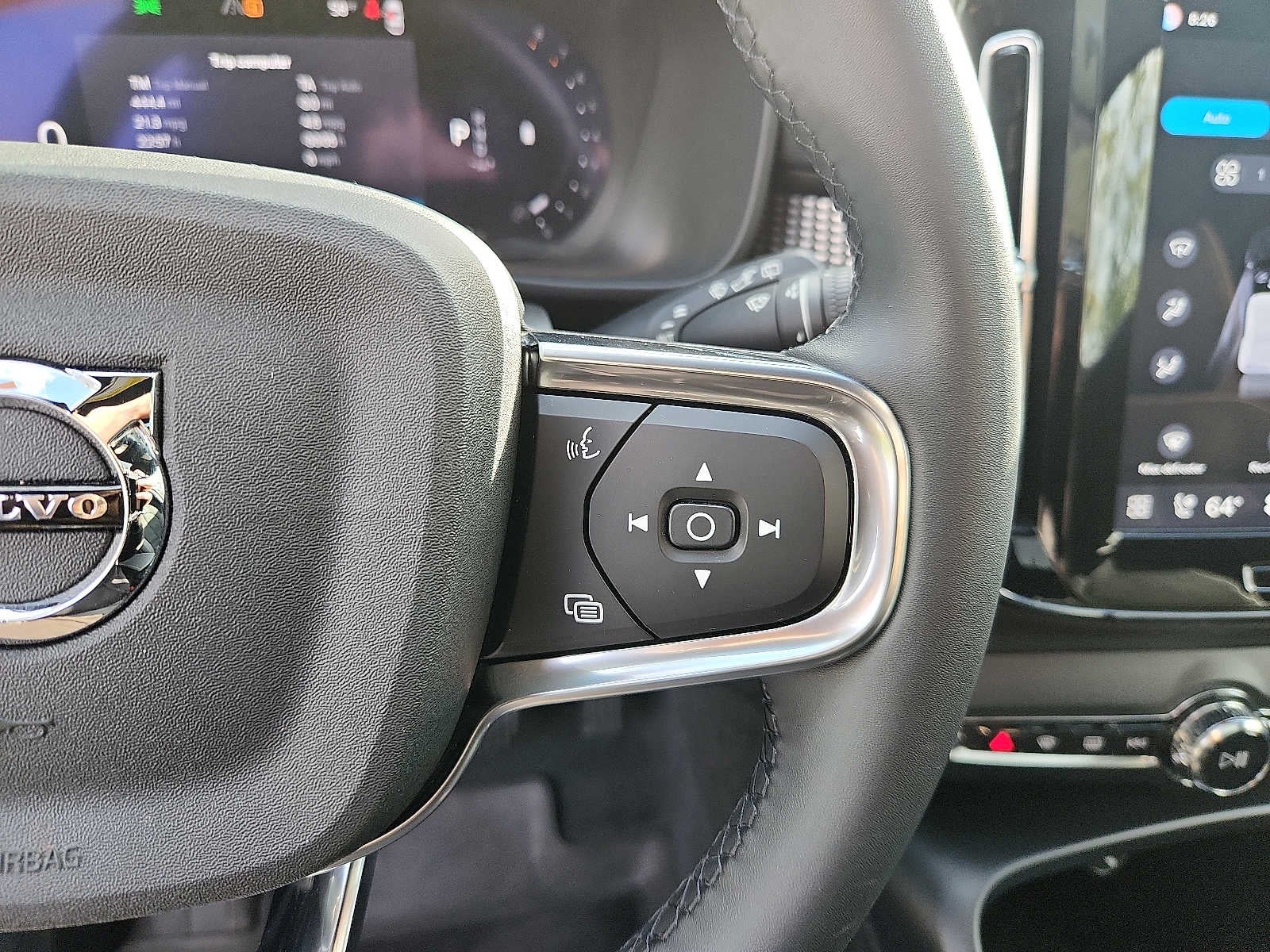 2023 Volvo XC40 Plus Dark Theme
