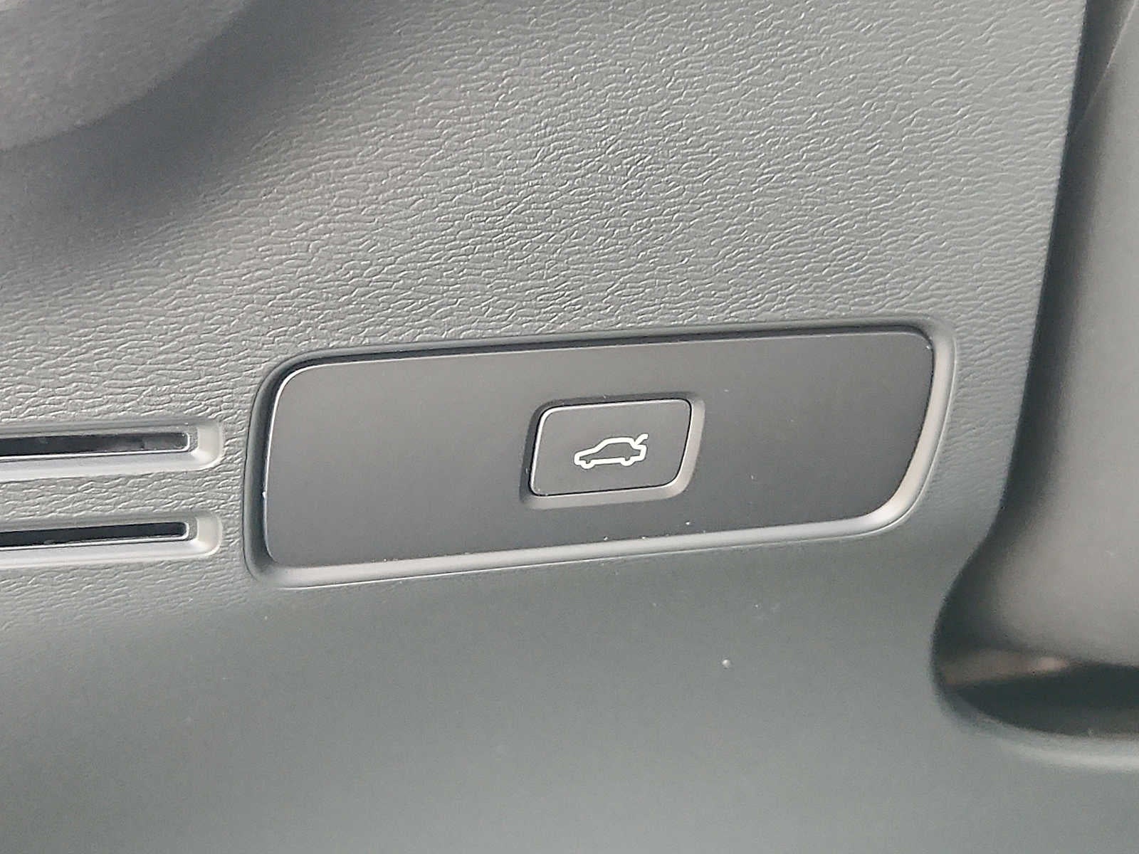 2023 Volvo XC40 Plus Dark Theme