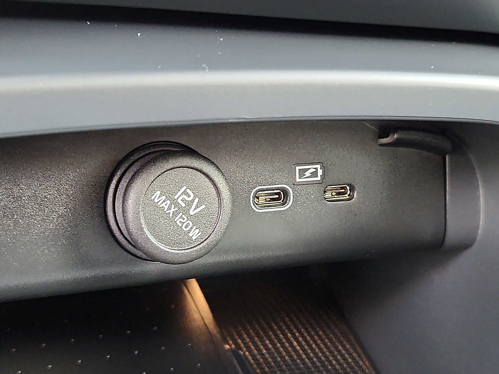 2023 Volvo XC40 Plus Dark Theme