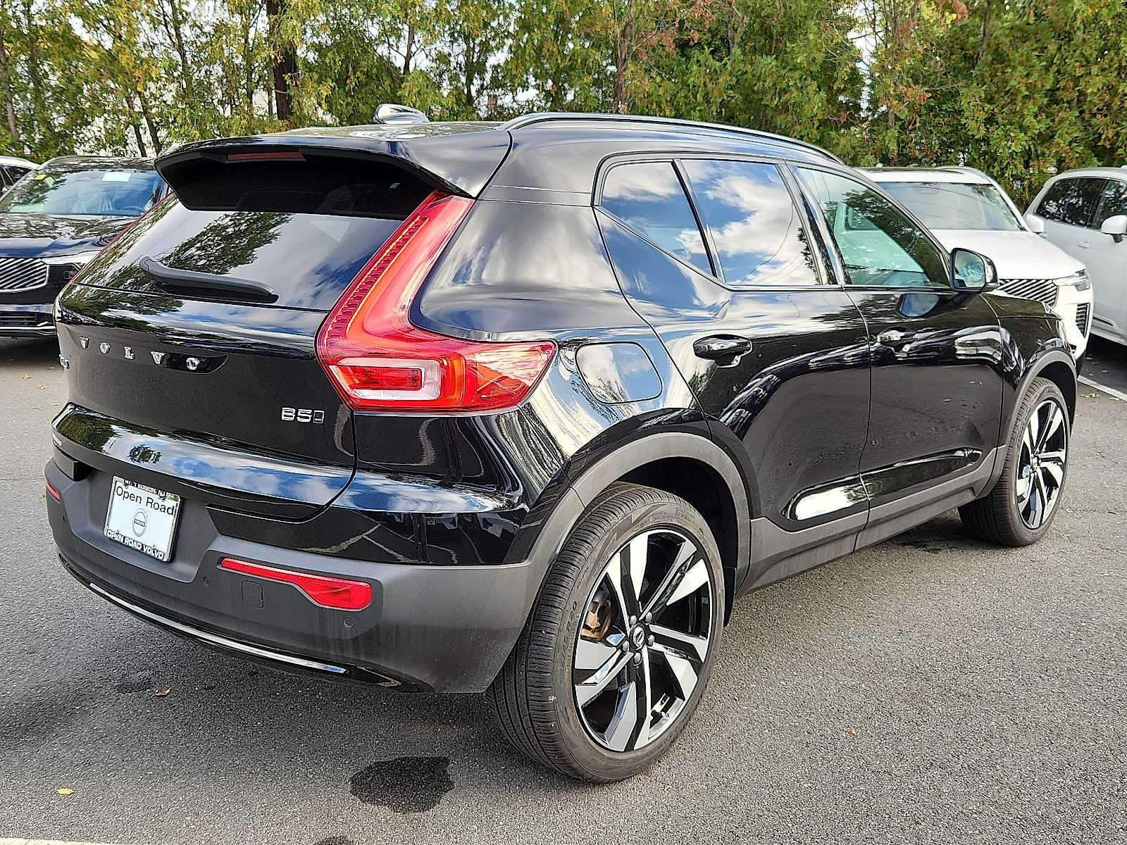 2023 Volvo XC40 Plus Dark Theme