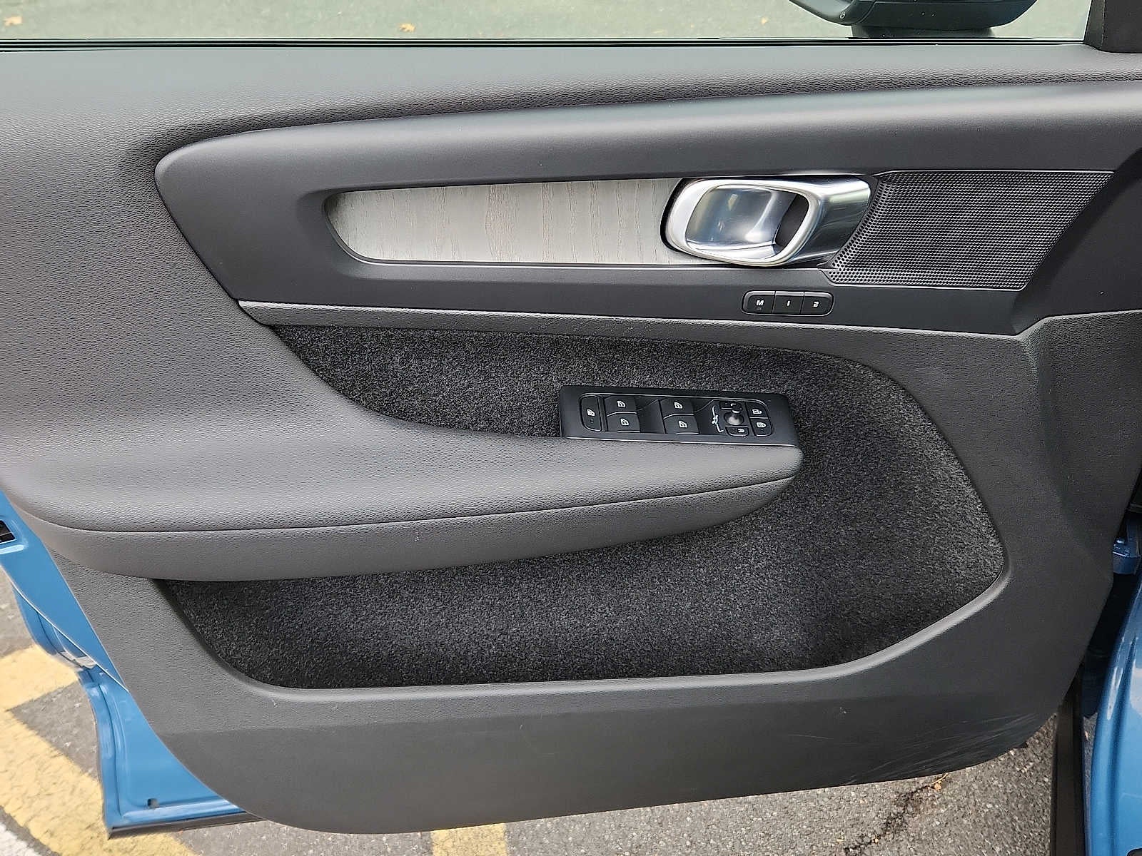 2023 Volvo XC40 Plus Dark Theme