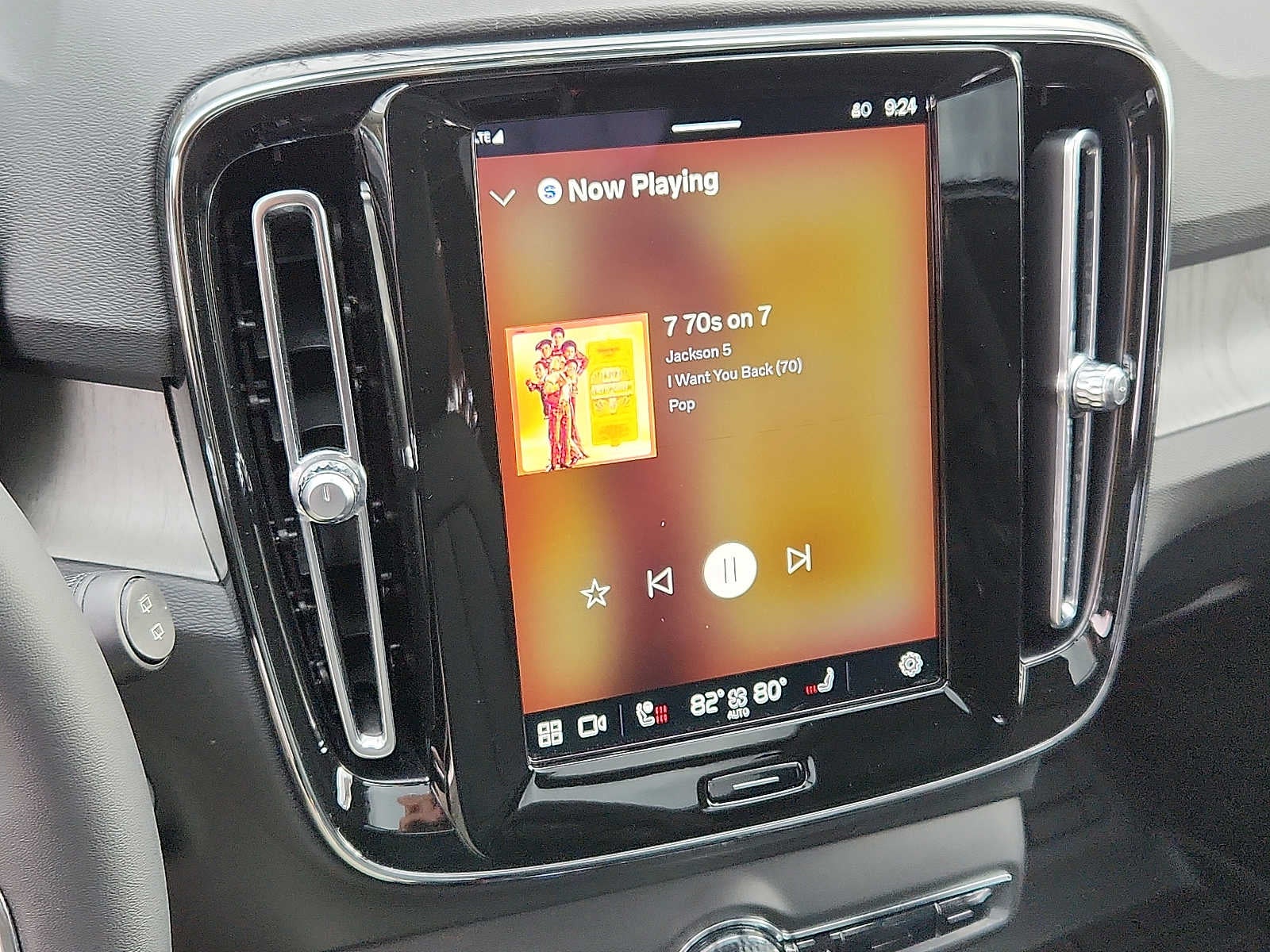 2023 Volvo XC40 Plus Dark Theme