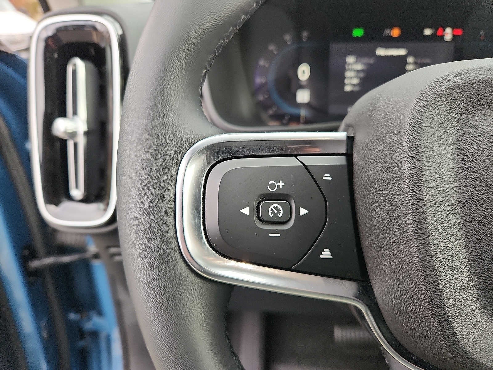 2023 Volvo XC40 Plus Dark Theme