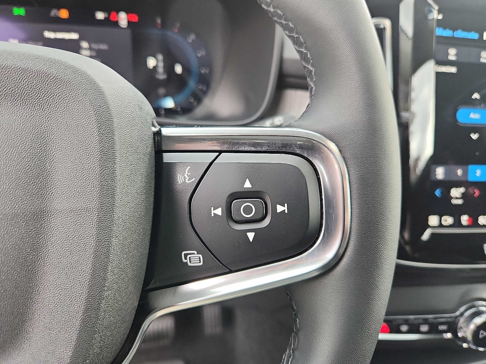 2023 Volvo XC40 Plus Dark Theme