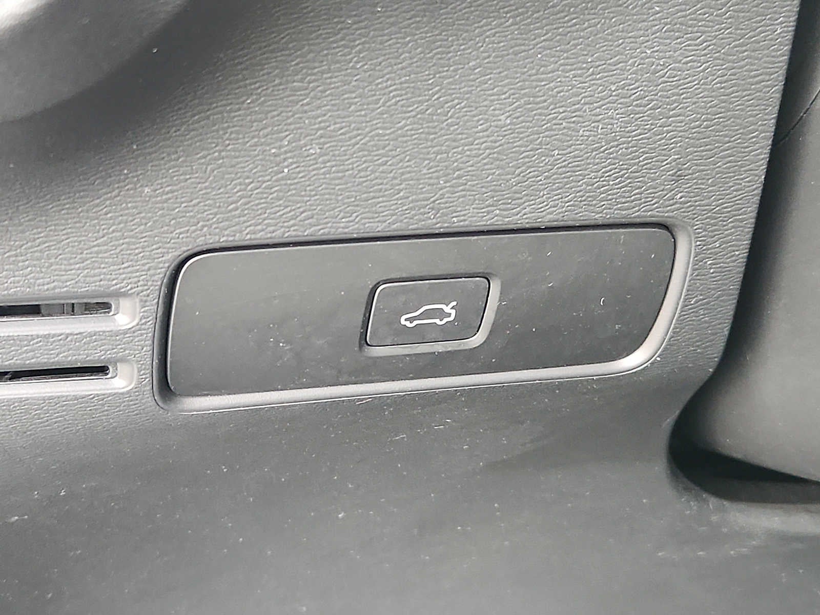 2023 Volvo XC40 Plus Dark Theme