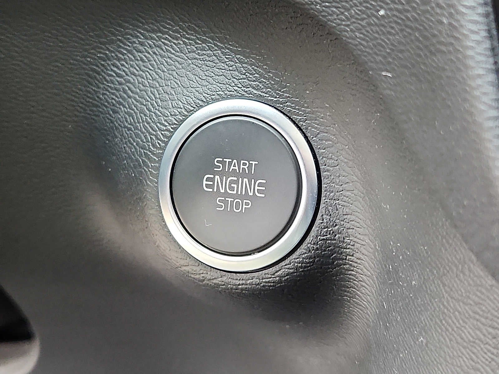 2023 Volvo XC40 Plus Dark Theme