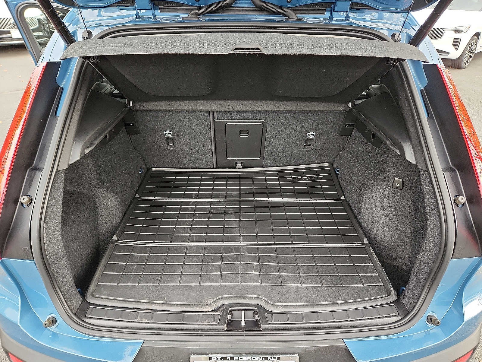 2023 Volvo XC40 Plus Dark Theme