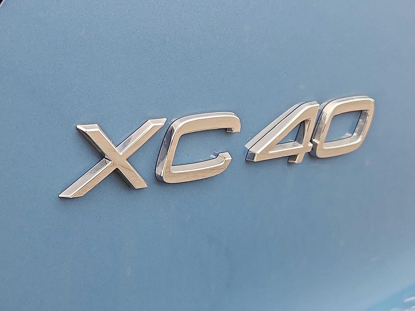2023 Volvo XC40 Plus Dark Theme