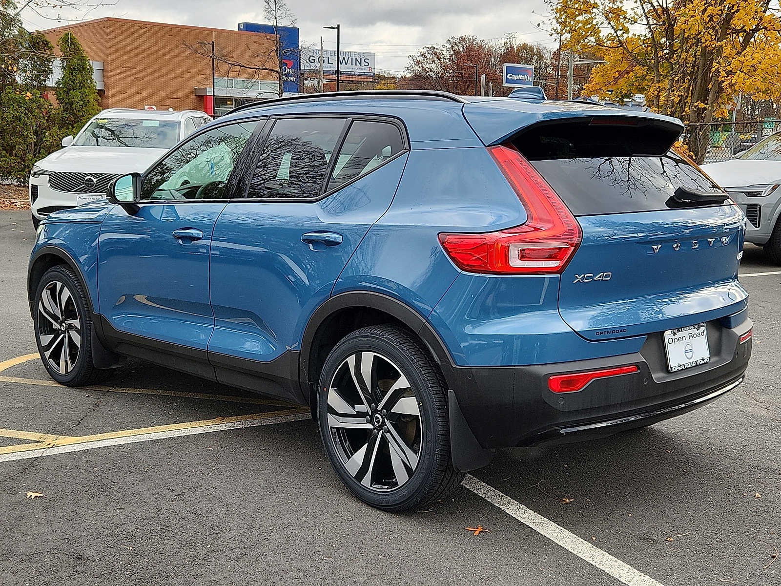 2023 Volvo XC40 Plus Dark Theme