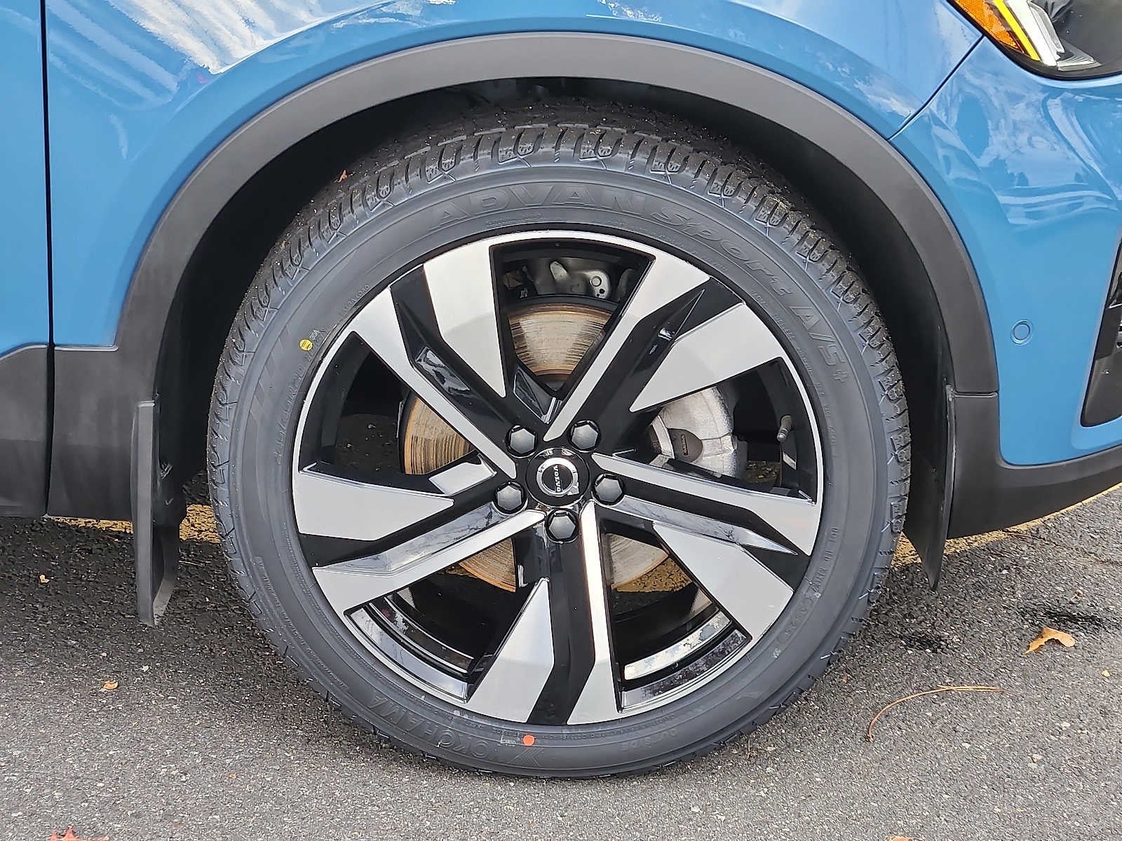 2023 Volvo XC40 Plus Dark Theme