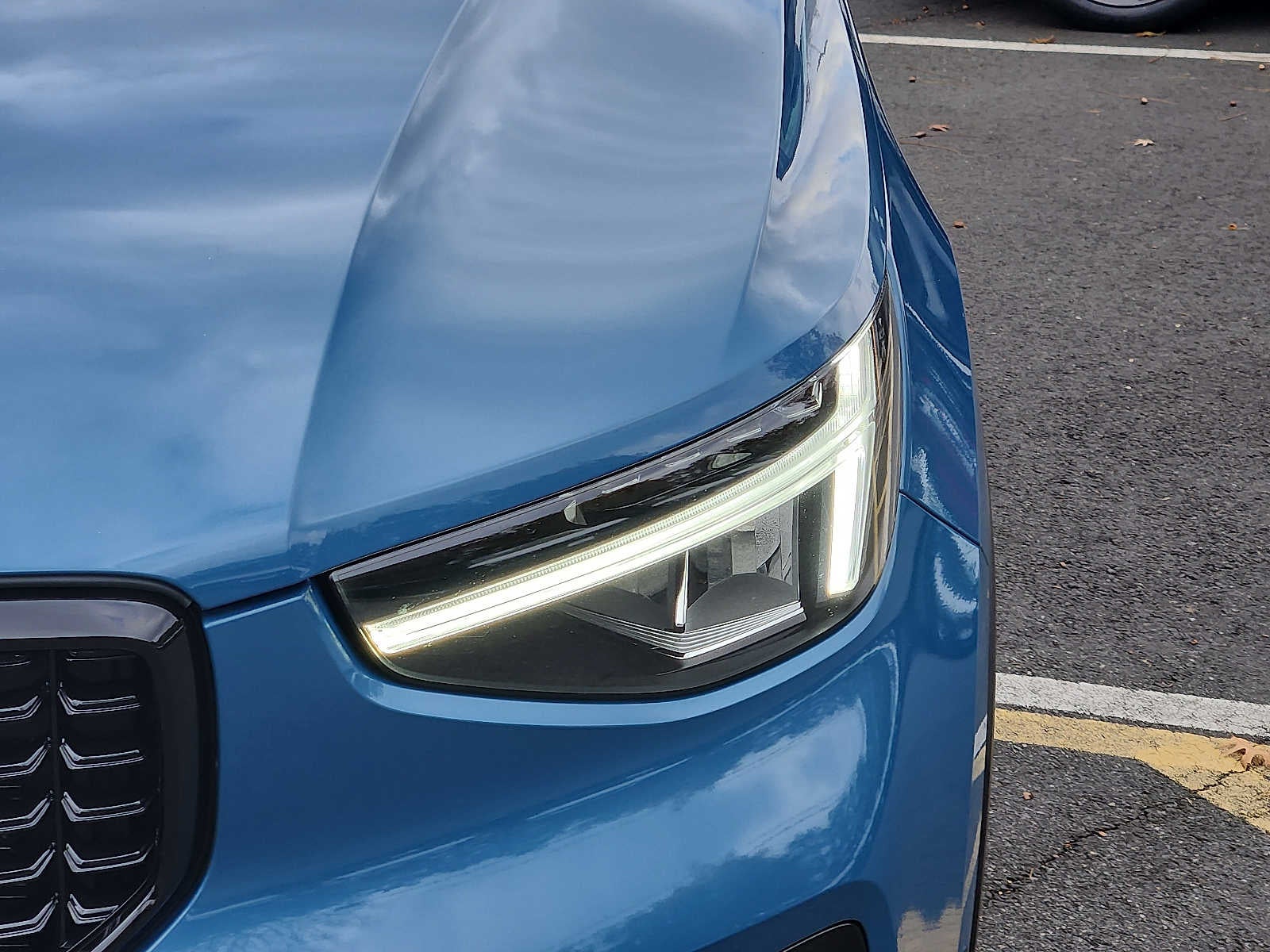 2023 Volvo XC40 Plus Dark Theme