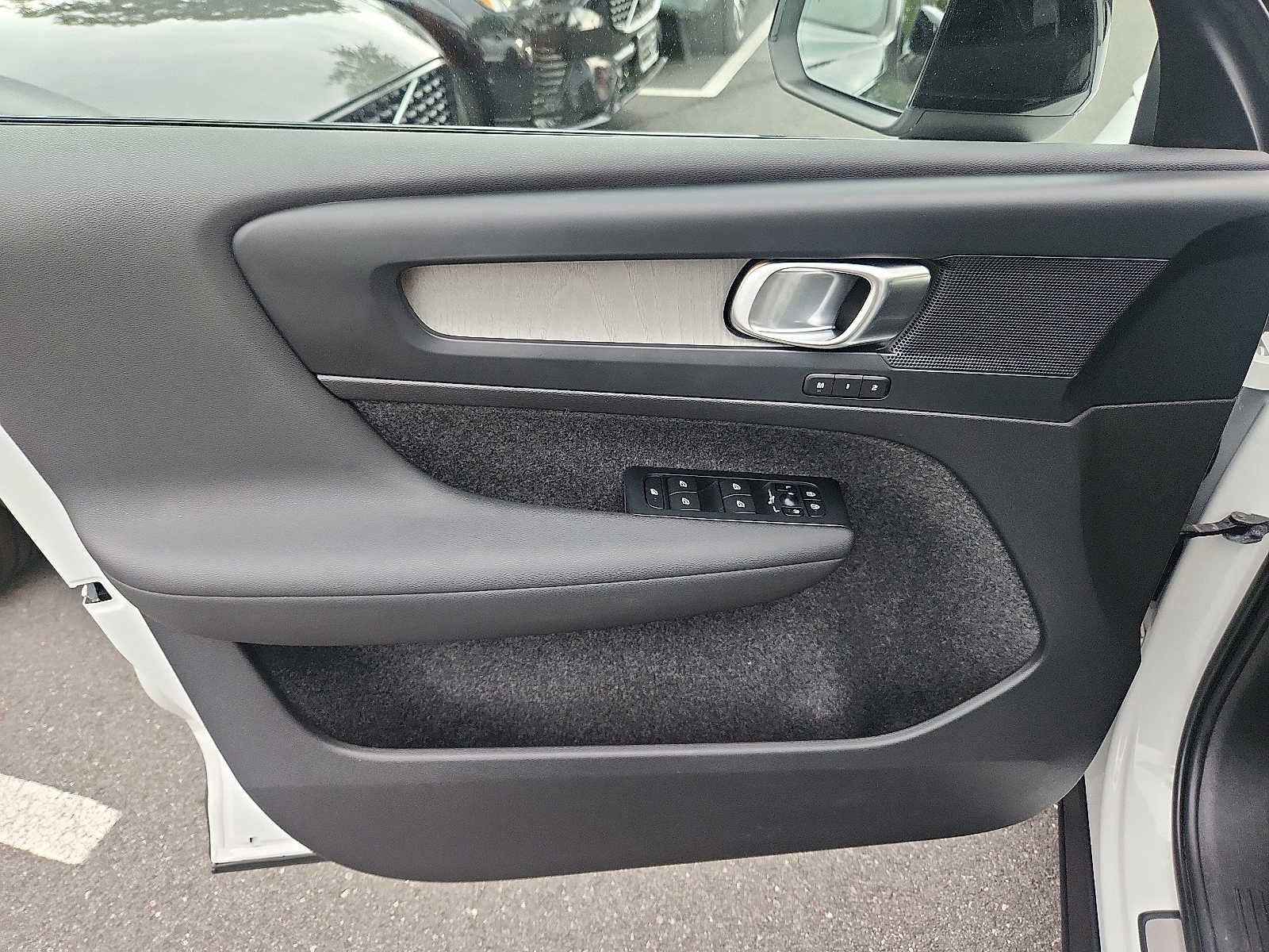 2023 Volvo XC40 Plus Dark Theme