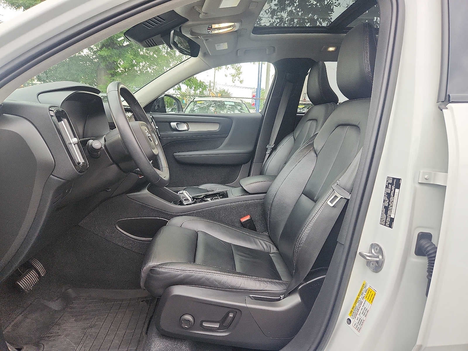 2023 Volvo XC40 Plus Dark Theme