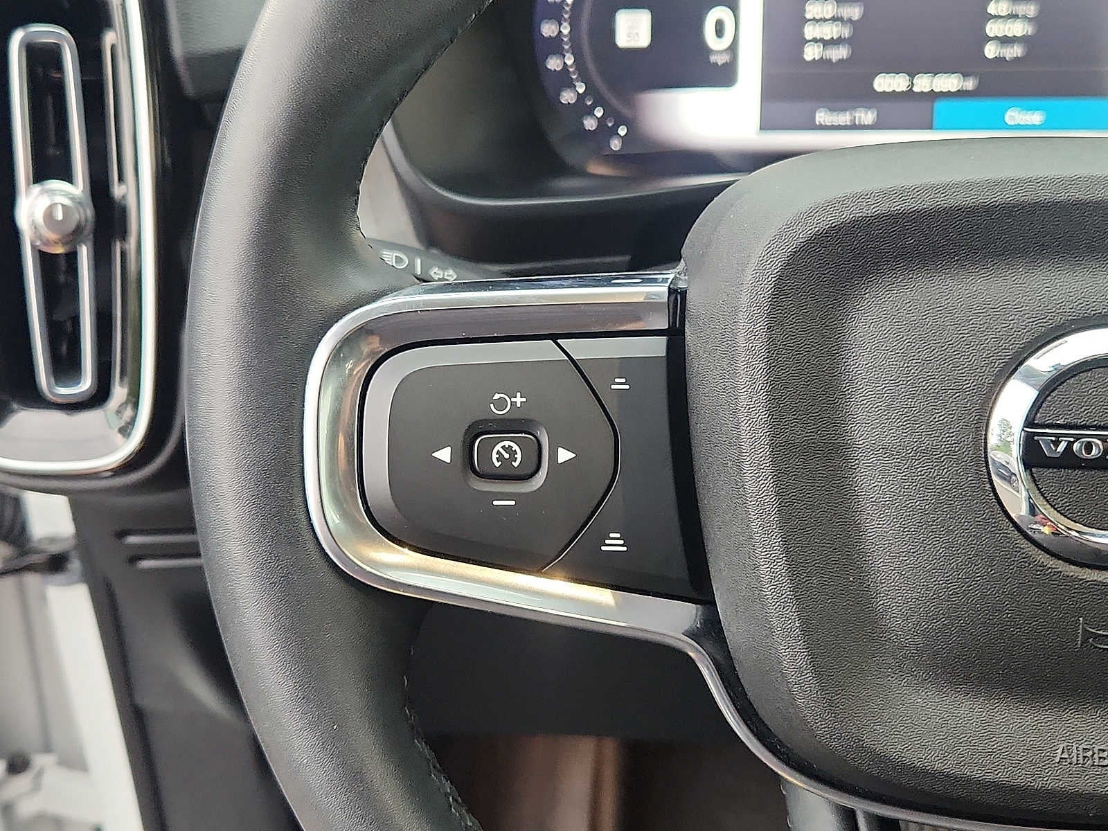 2023 Volvo XC40 Plus Dark Theme