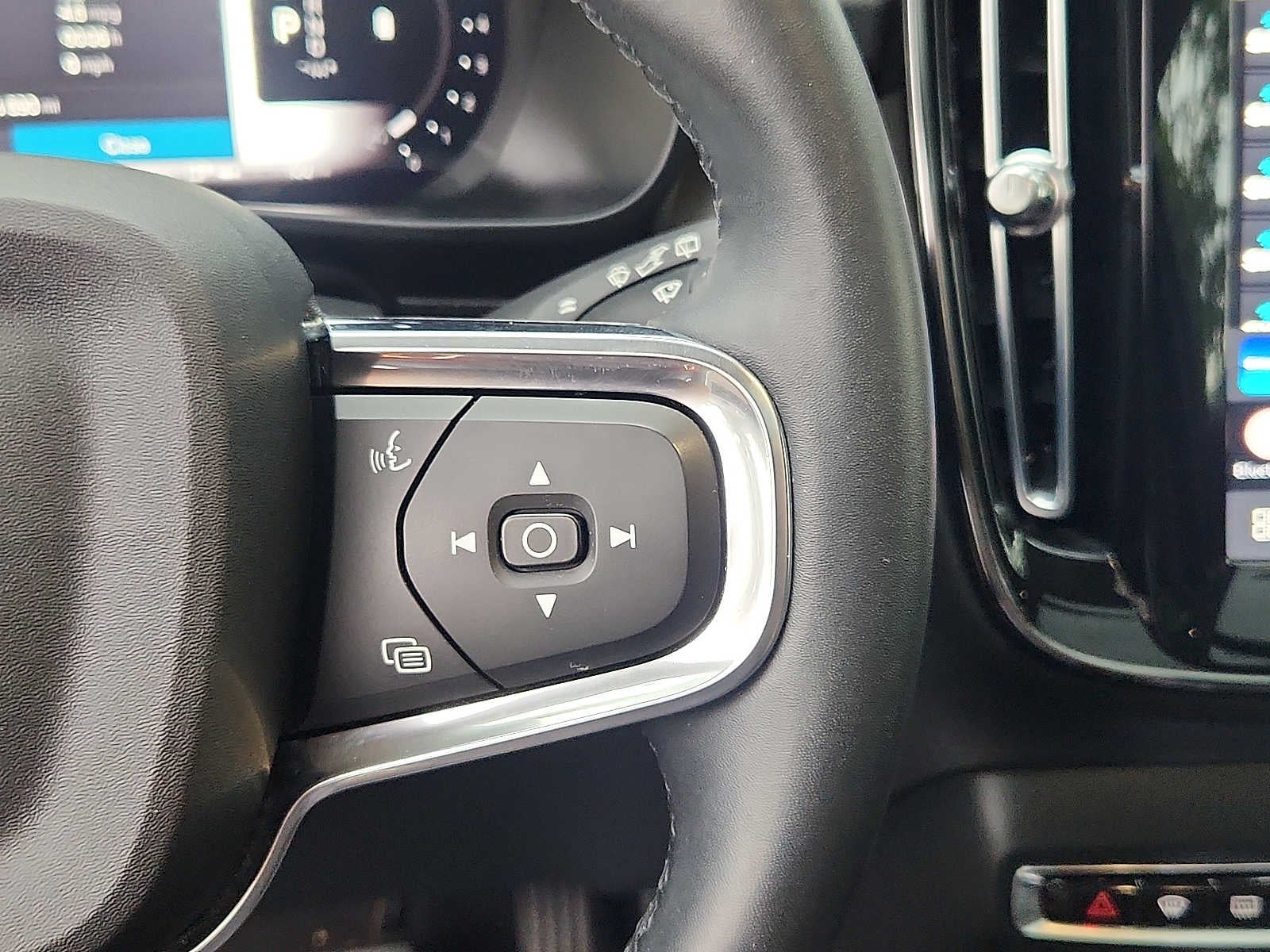 2023 Volvo XC40 Plus Dark Theme