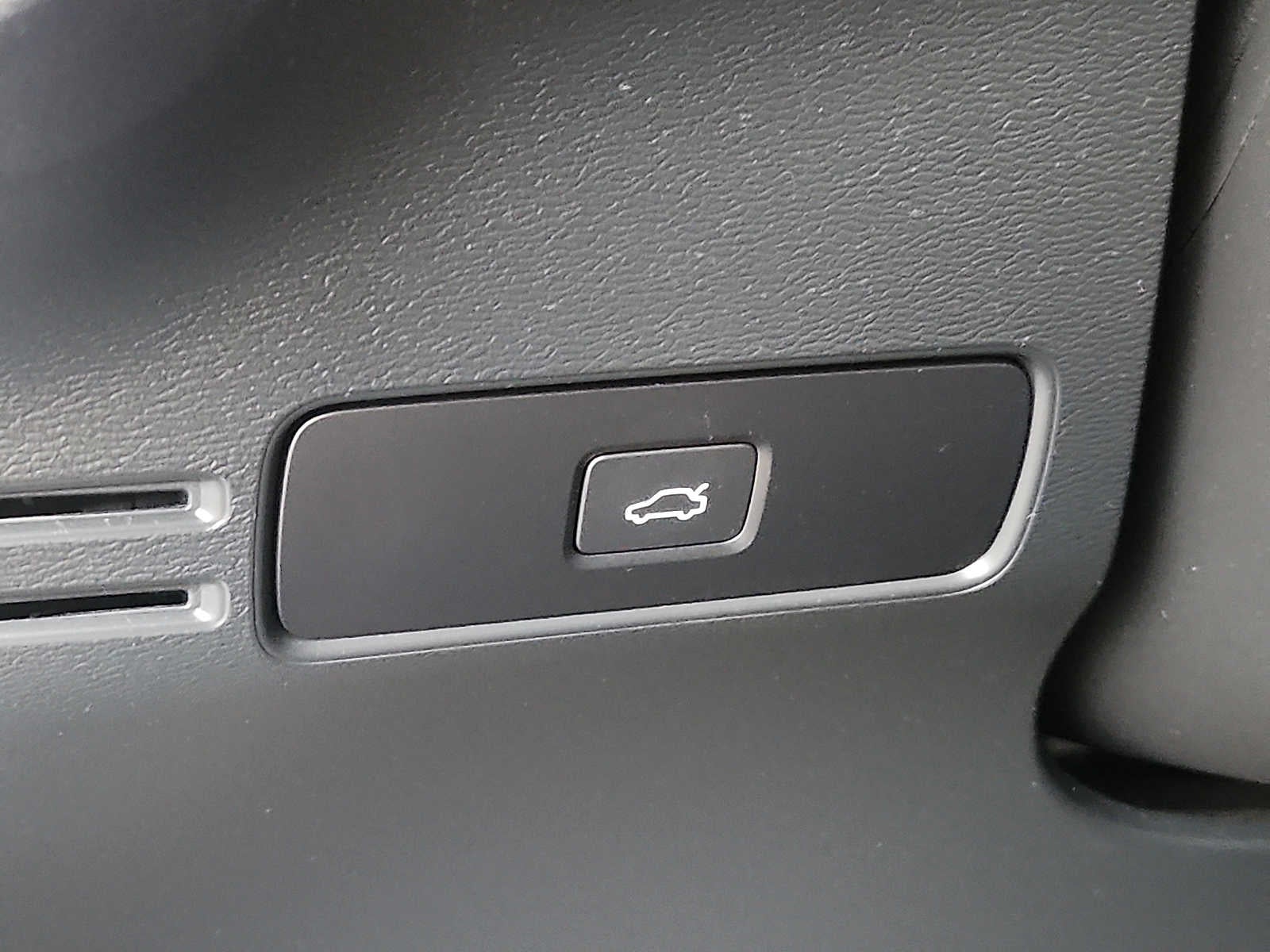 2023 Volvo XC40 Plus Dark Theme