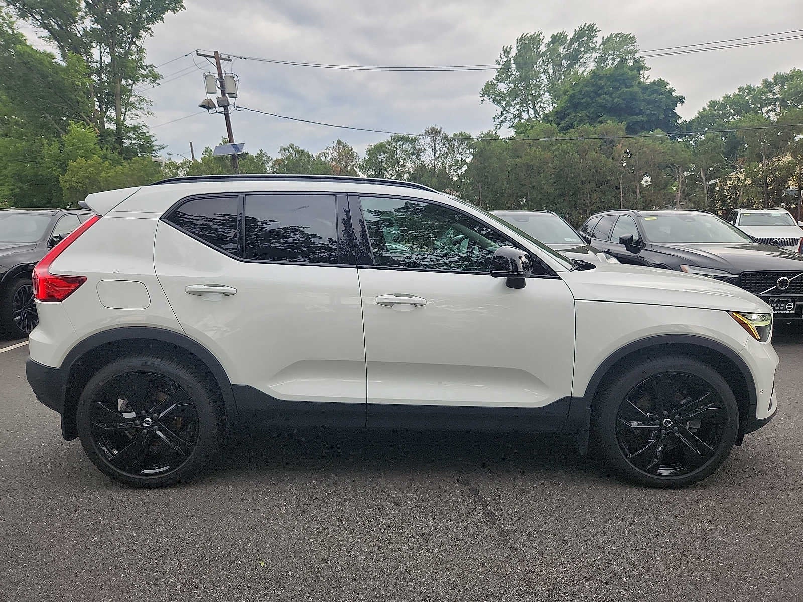2023 Volvo XC40 Plus Dark Theme