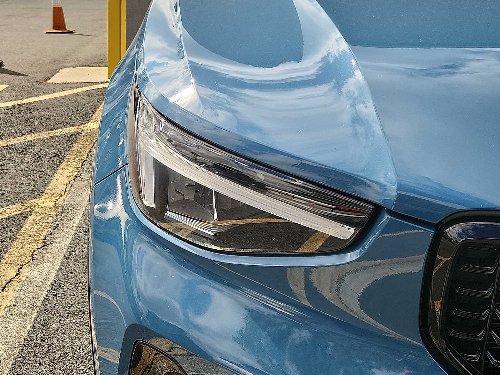 2023 Volvo XC40 Plus Dark Theme