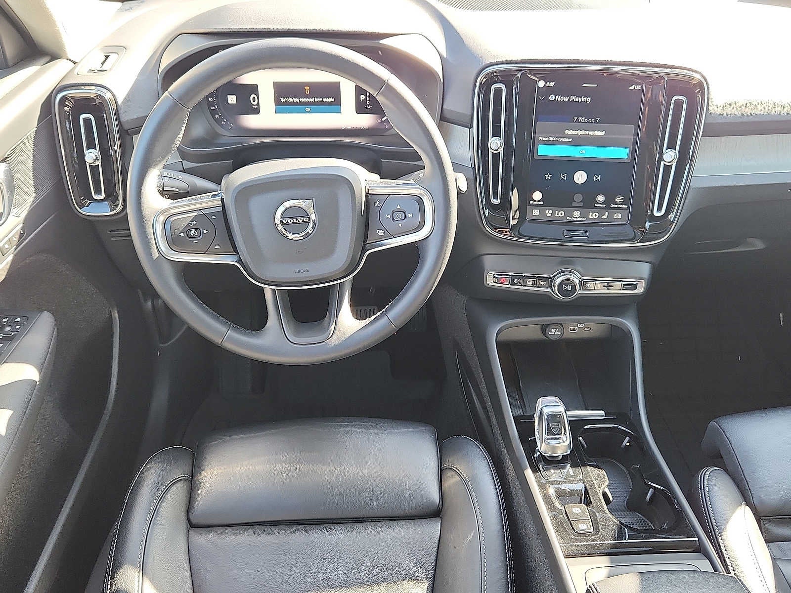 2023 Volvo XC40 Plus Dark Theme
