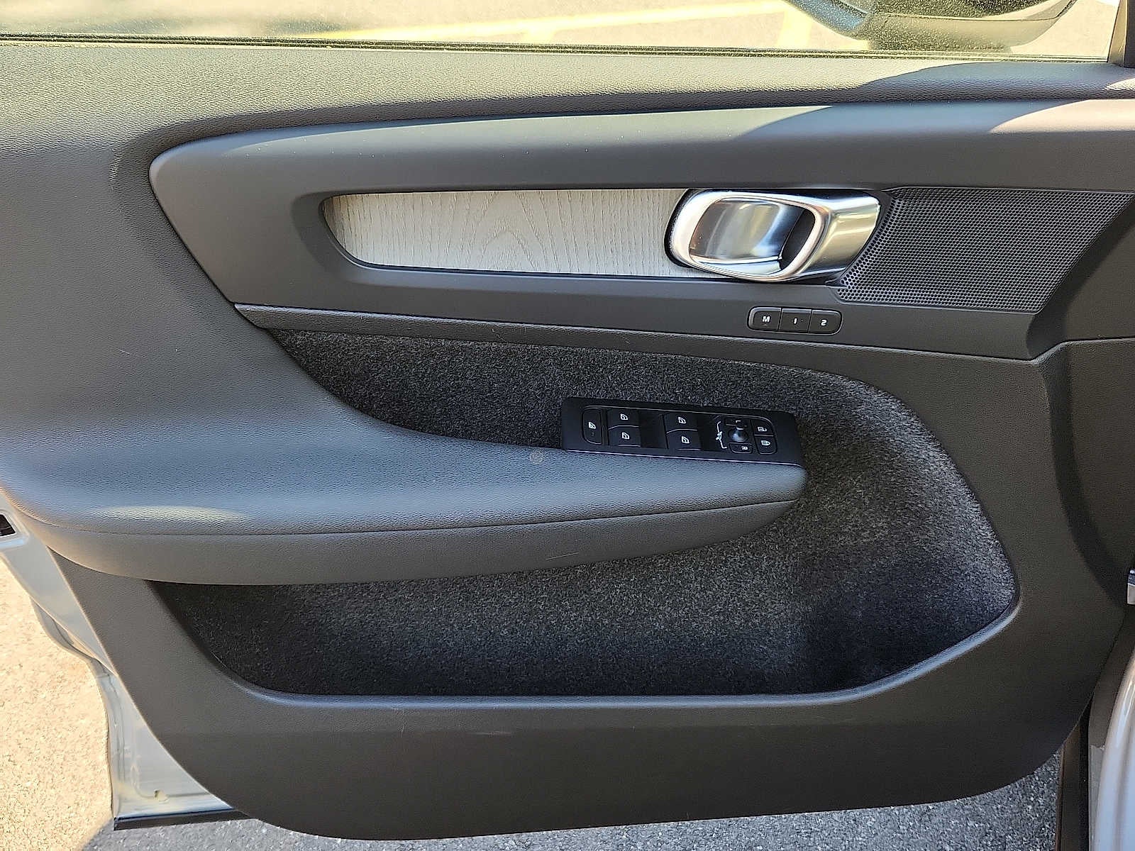 2023 Volvo XC40 Plus Dark Theme