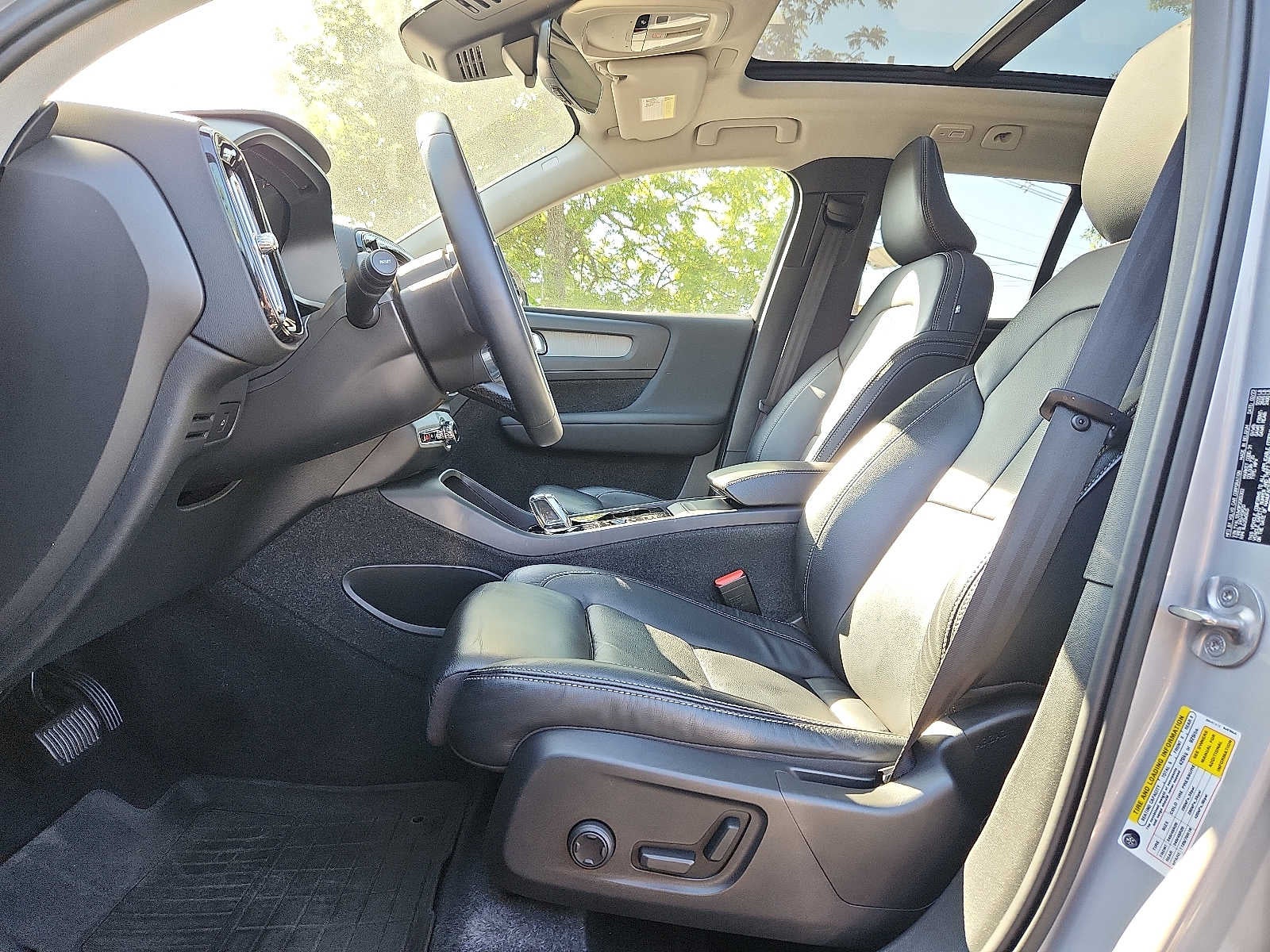 2023 Volvo XC40 Plus Dark Theme